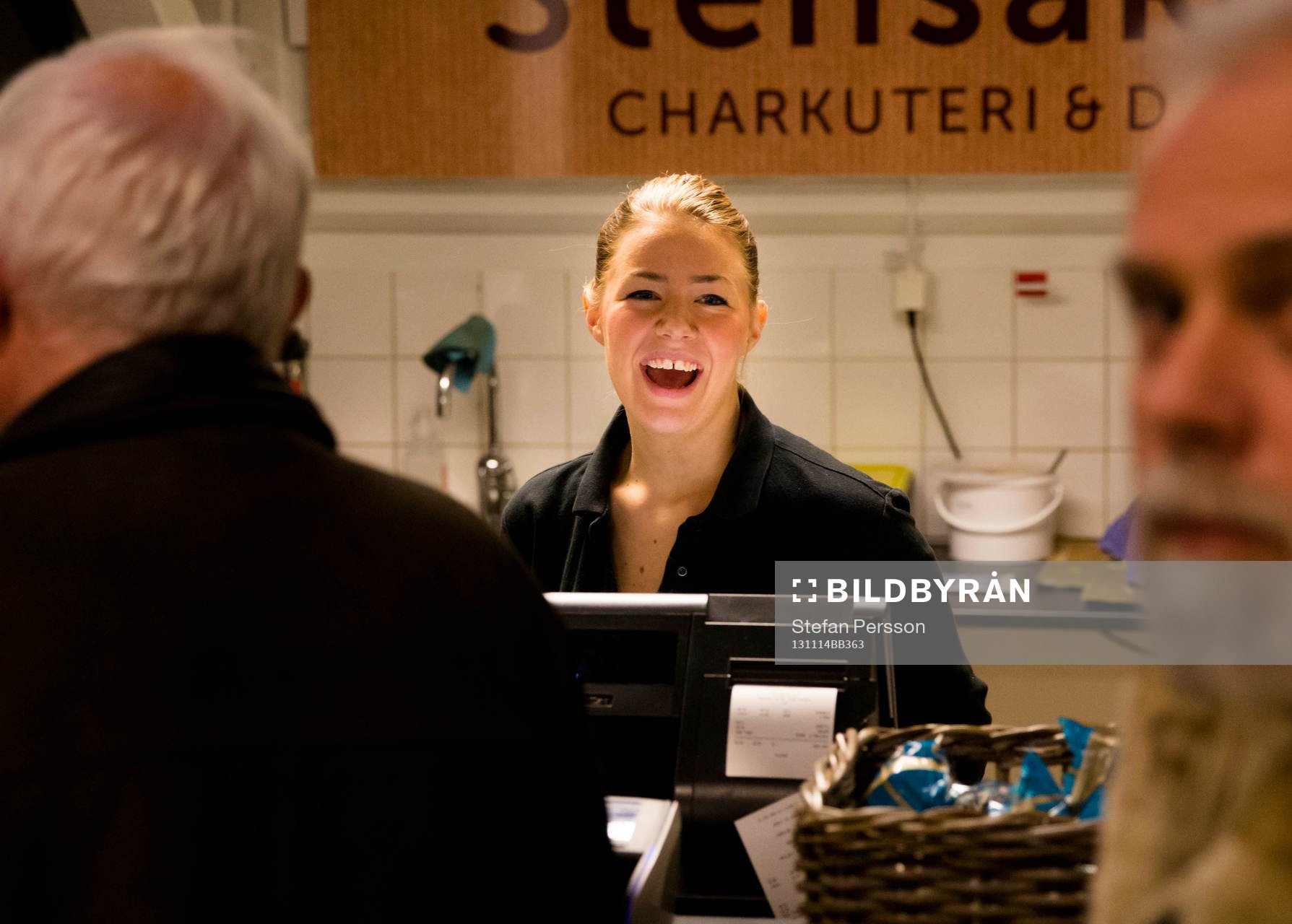 Glad medarbetare i en av kioskerna