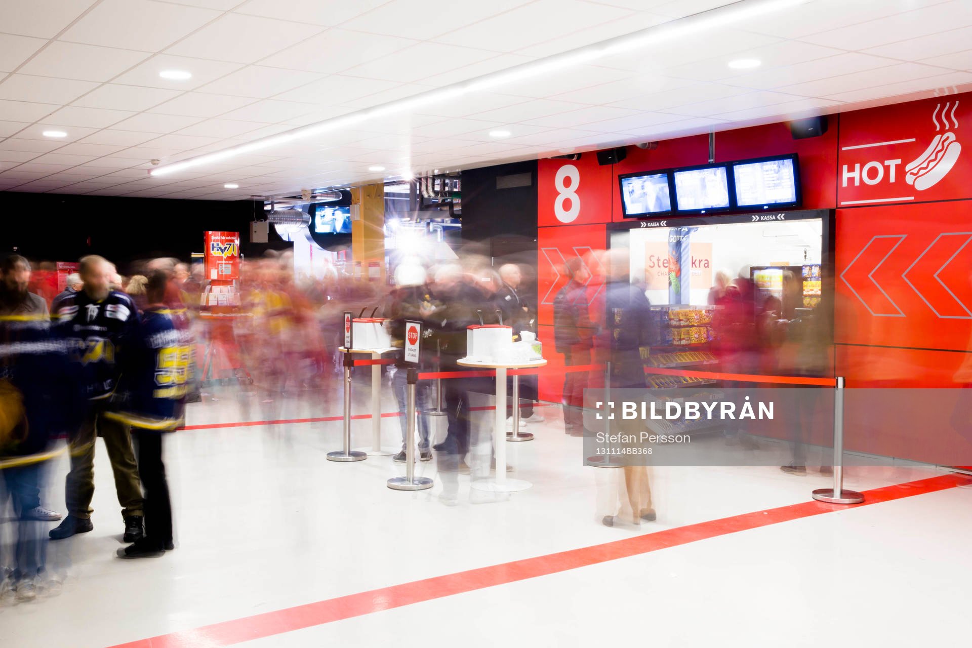 Rörelse vid en av kioskerna i Kinnarps Arena