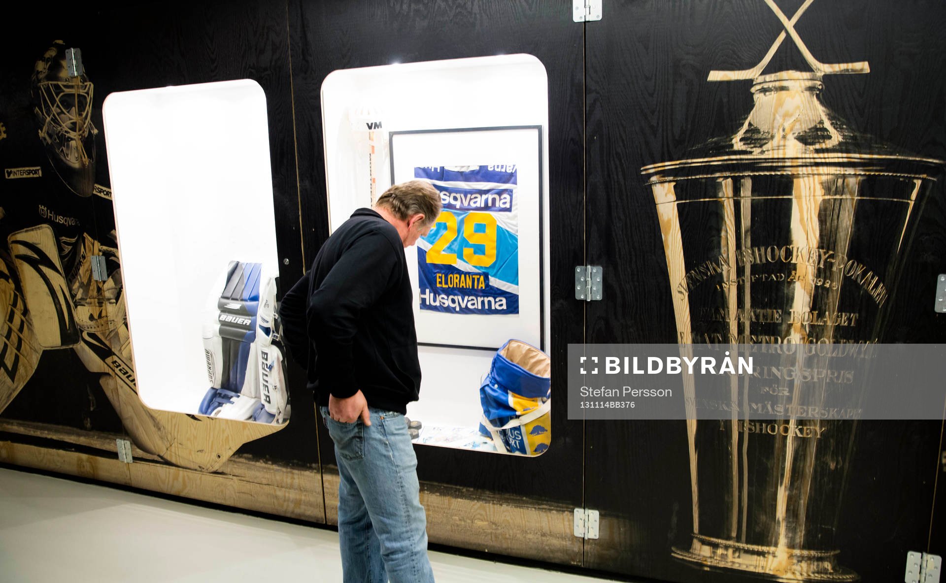 Supporter tittar på memorabilia i Kinnarps Arena inför.