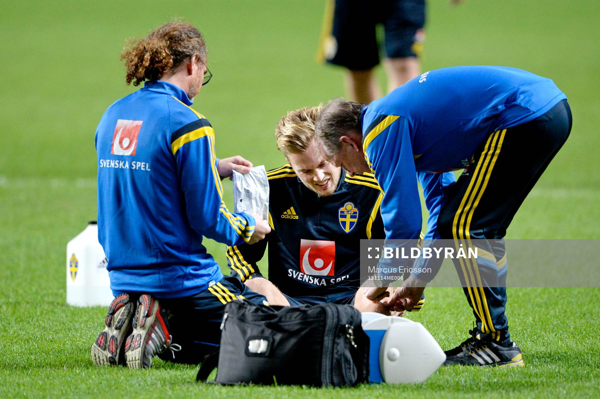 Sveriges Sebastian Larsson skadas på vänster ben och får