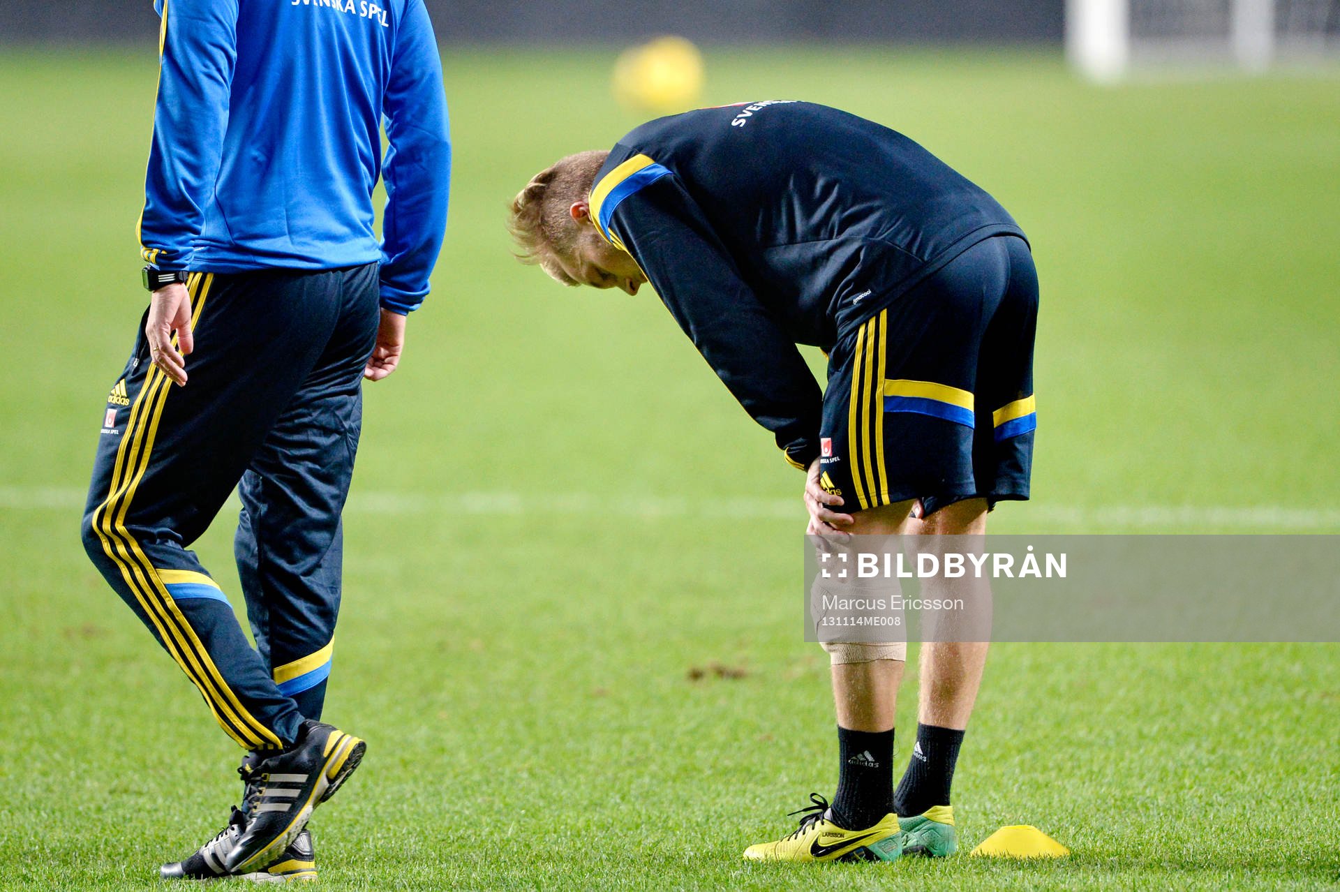 Sveriges Sebastian Larsson skadas på vänster ben och får