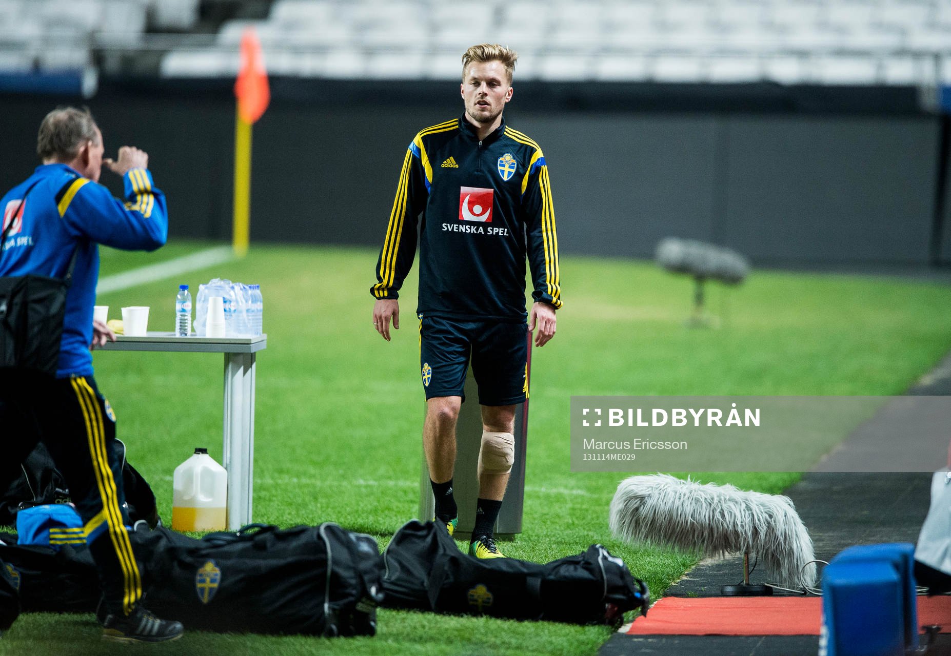 Sebastian Larsson lämnar träningen tillsamman med