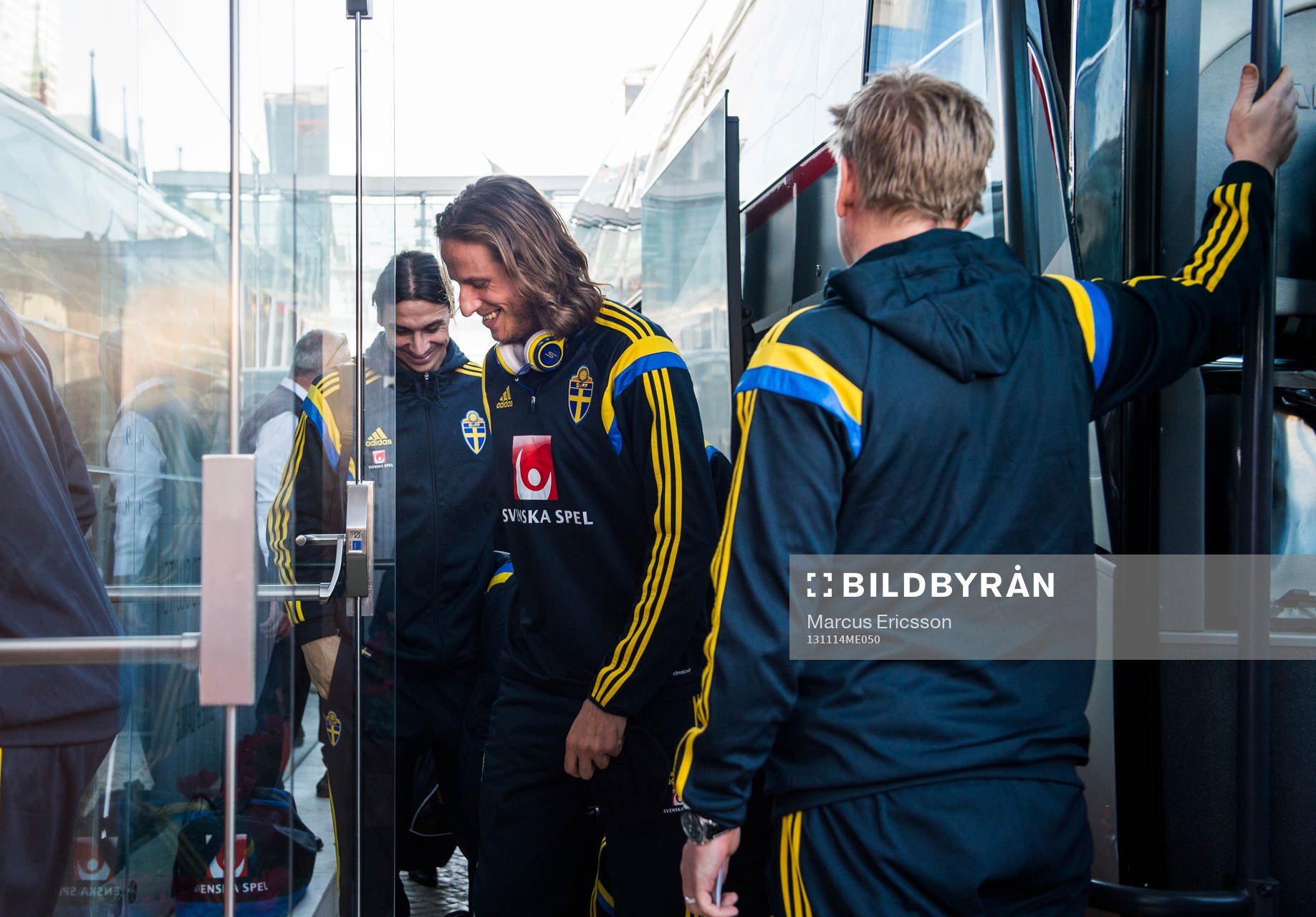 Sveriges Zlatan Ibrahimovic och Jonas Olsson med laget