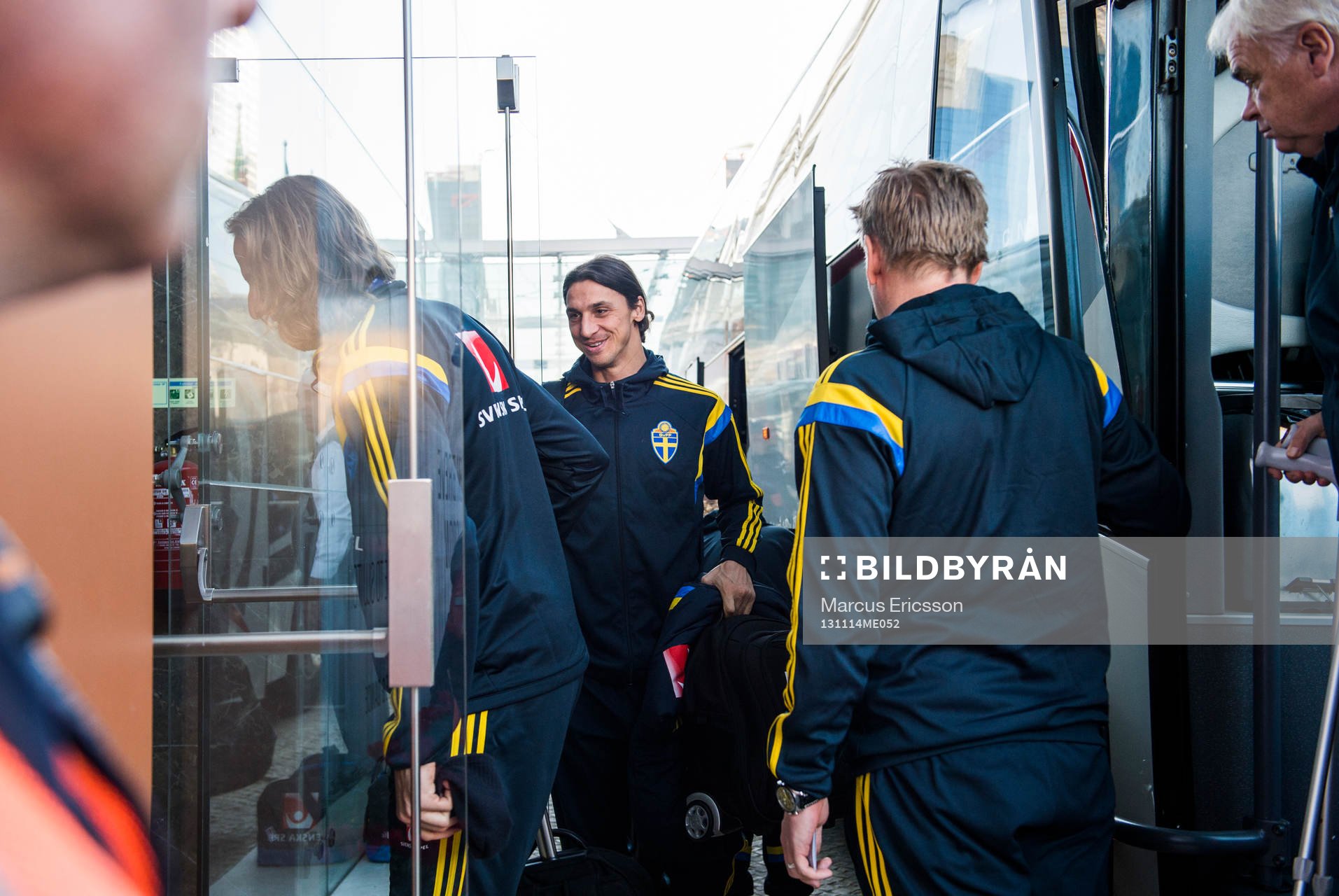 Sveriges Zlatan Ibrahimovic och Jonas Olsson med laget