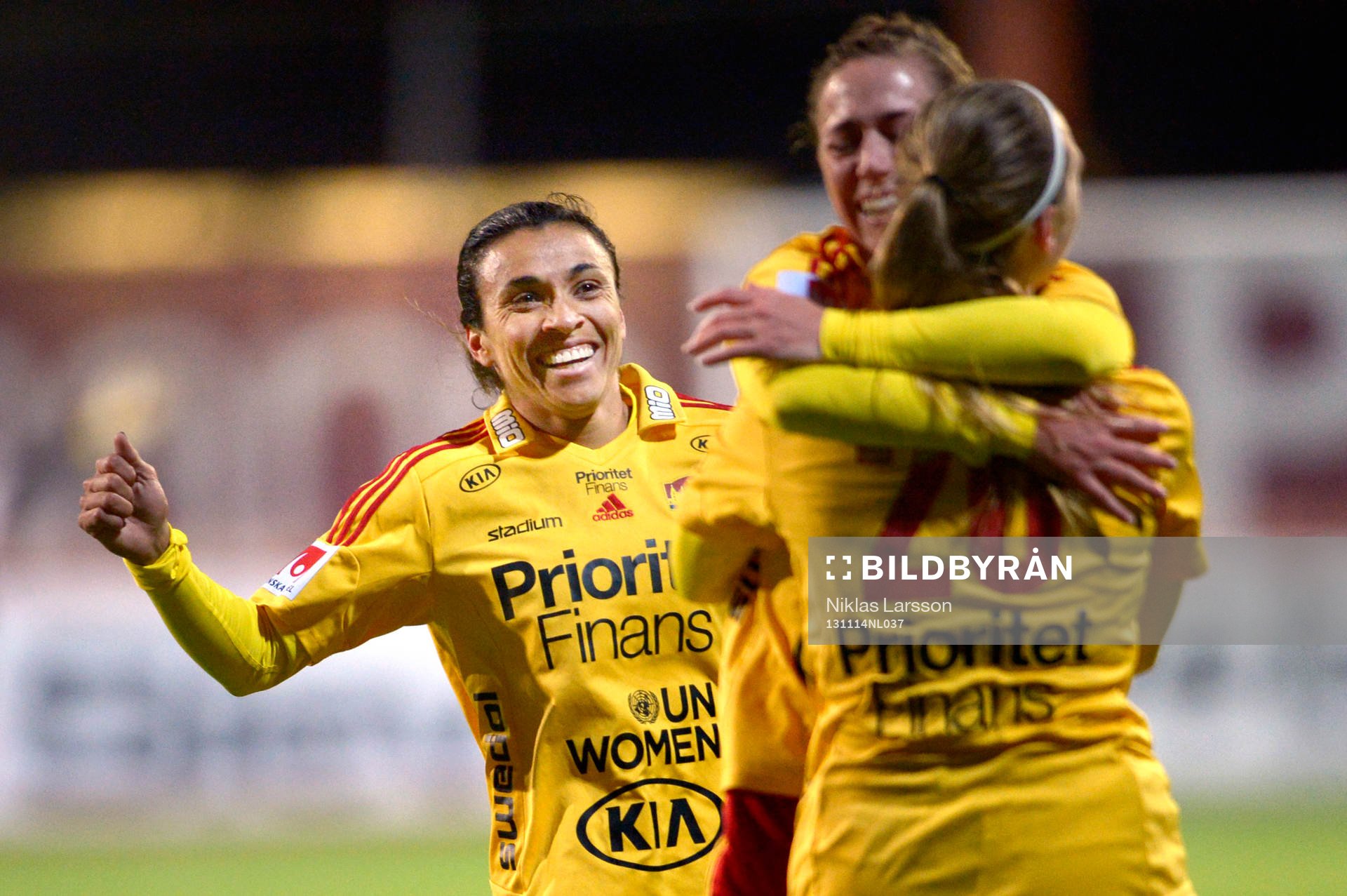 Tyresö Marta Vieira da Silva påväg att gratulera Annica
