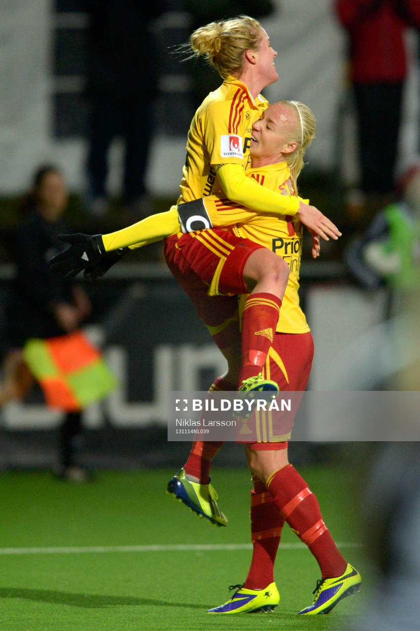 Tyresös Kirsten van de Ven gratuleras av Caroline Seger