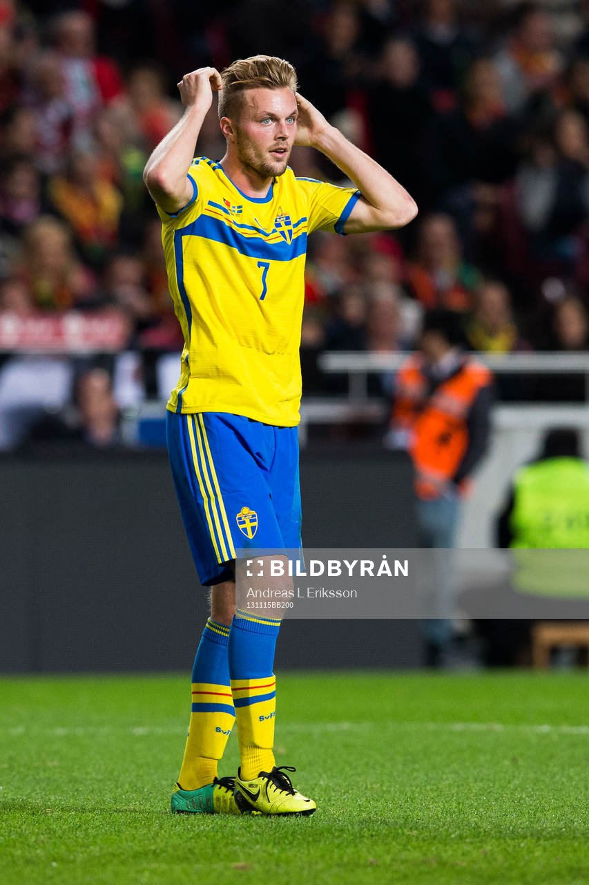 Sveriges Sebastian Larsson tar sig för huvudet