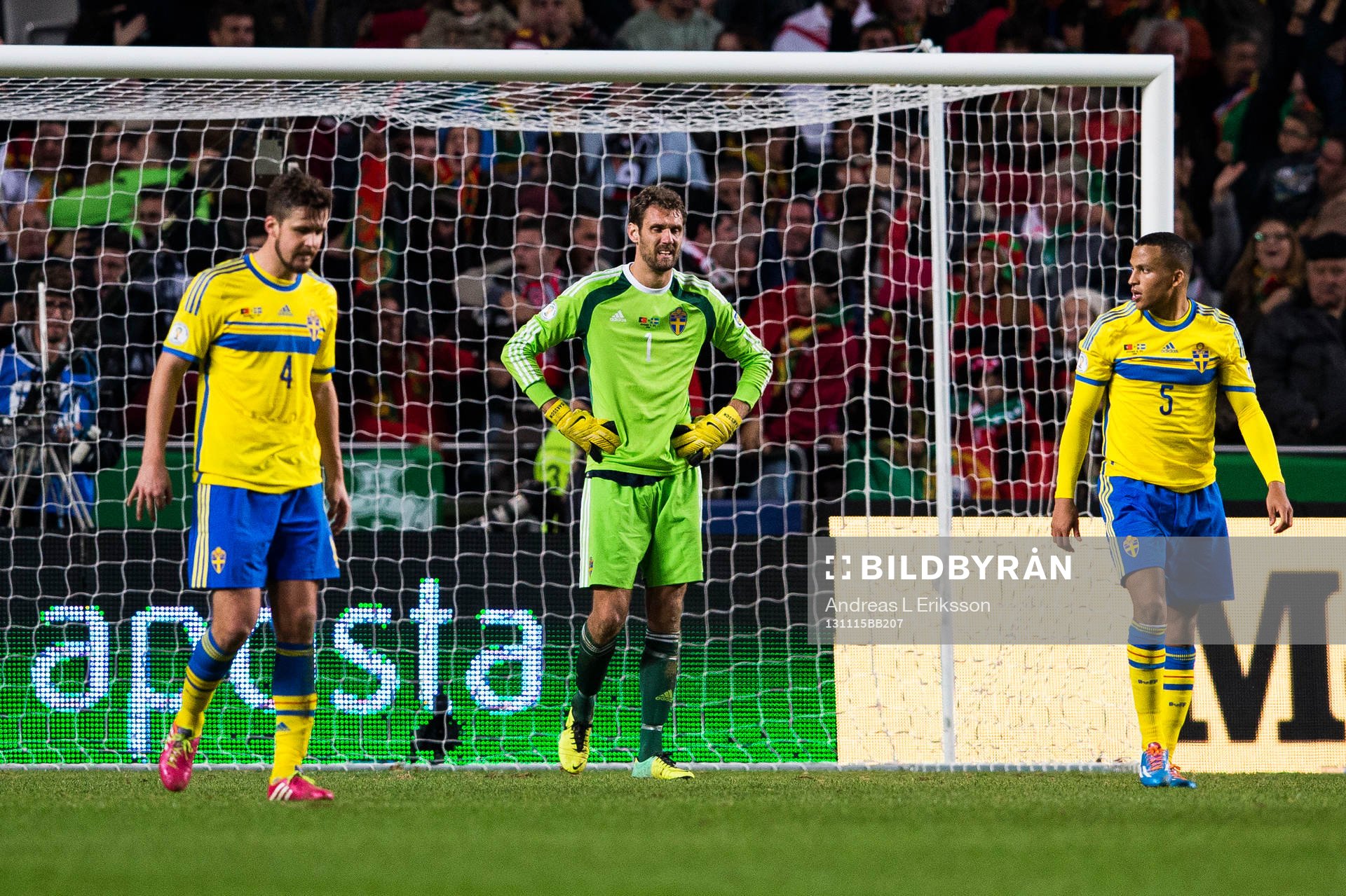 Sveriges Per Nilsson, målvakt Andreas Isaksson och Martin