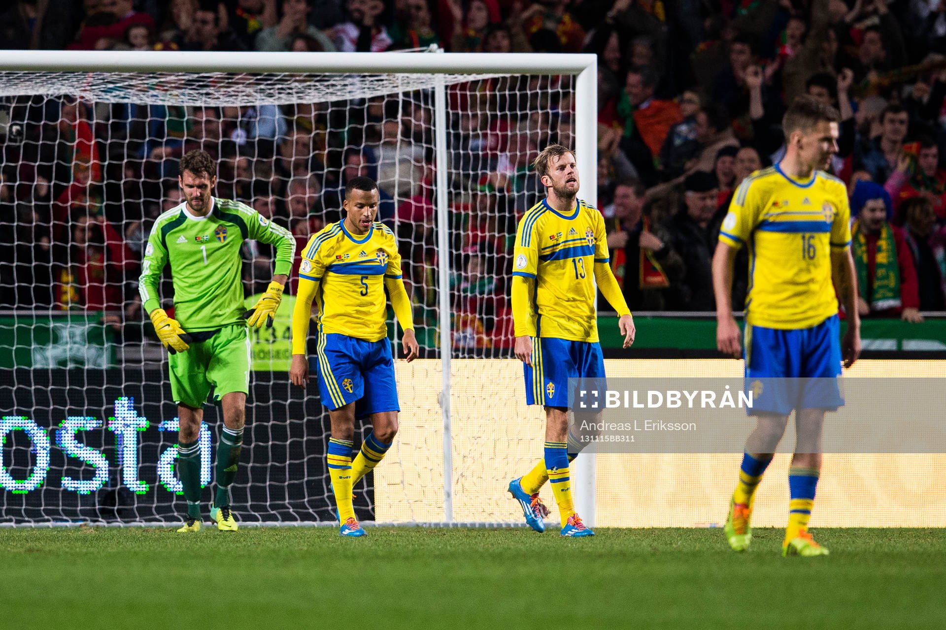 Sveriges målvakt Andreas Isaksson, Martin Olsson, Mikael