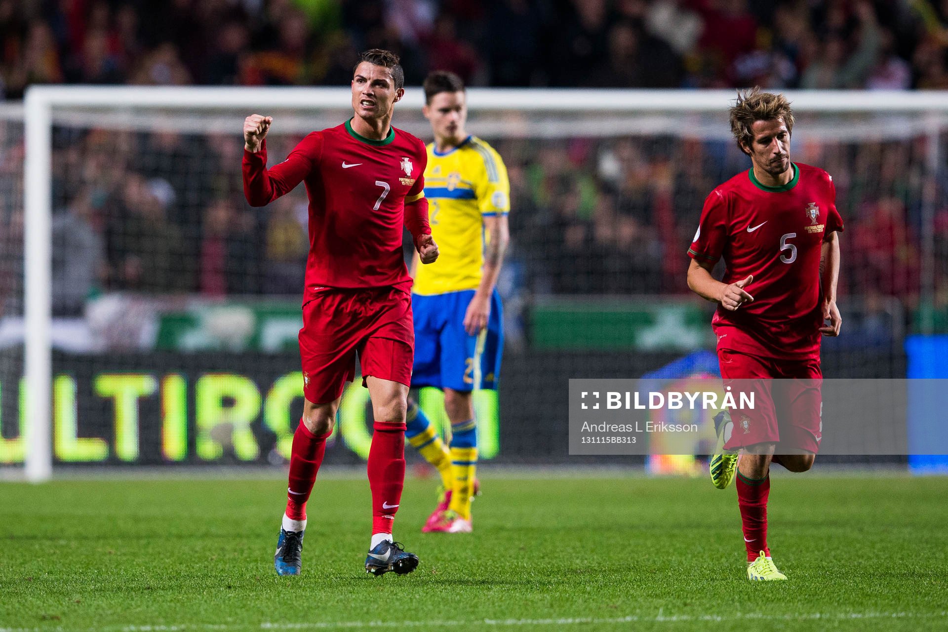 Portugals Cristiano Ronaldo jublar efter att ha gjort 1-0 Portugal under playoff-matchen i VM-kvalet mellan Portugal och Sverige den 15 november 2013 i Lissabon.