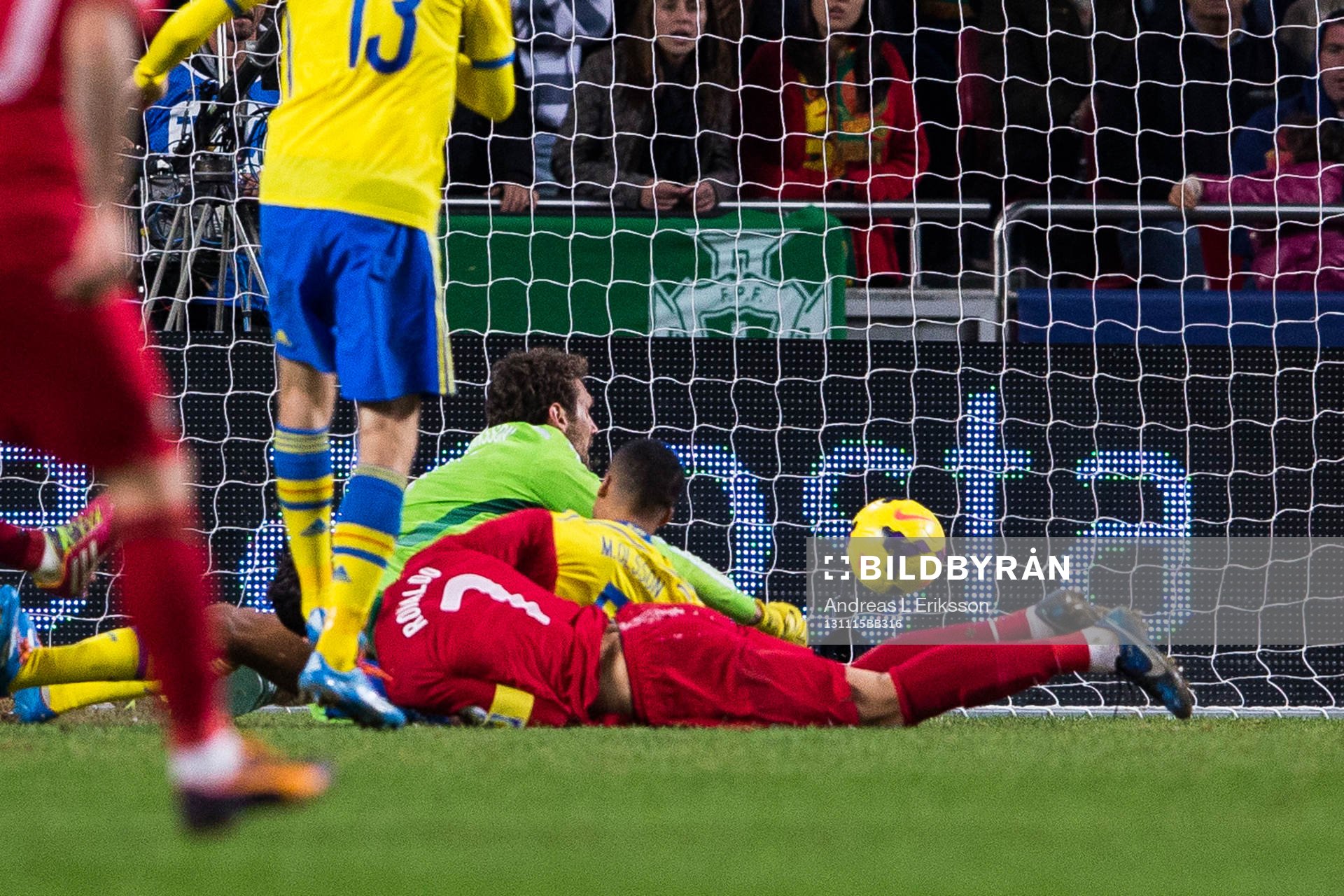 Sveriges målvakt Andreas Isaksson och Martin Olsson ser