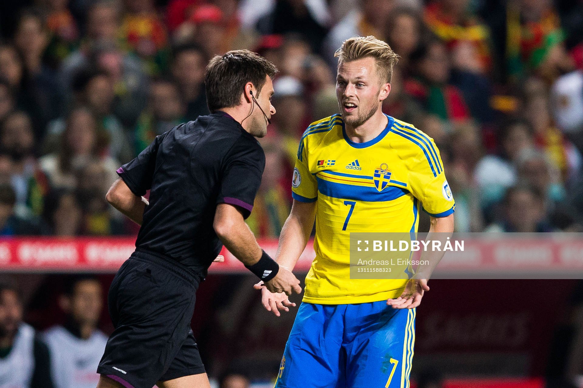 Sveriges Sebastian Larsson talar med domare Nicola Rizzoli