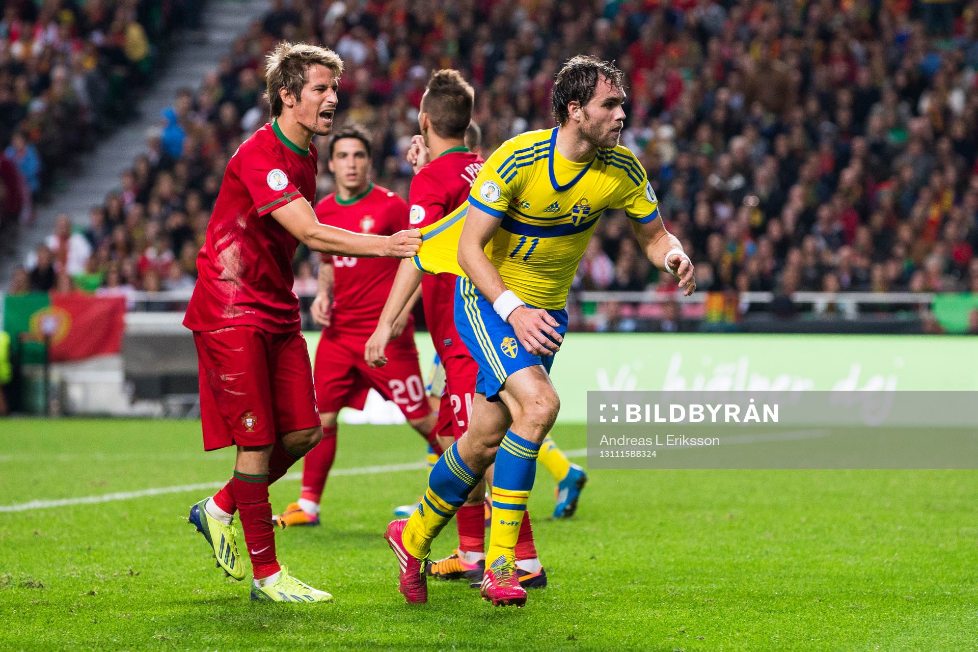 Portugals Fabio Coentrâo drar Sveriges Johan Elmander i