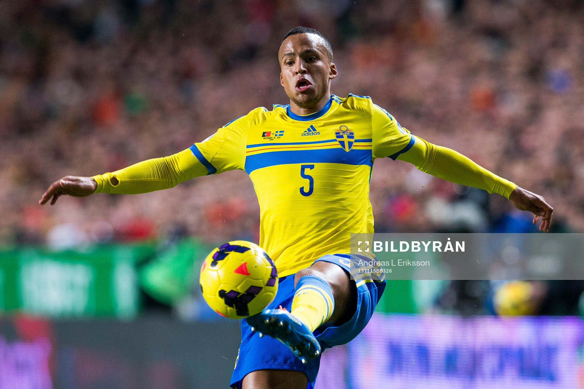 Sveriges Martin Olsson med bollen