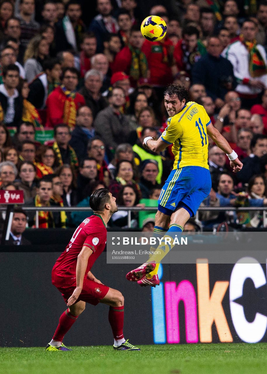 Sveriges Johan Elmander nickar över Portugals Miguel Veloso