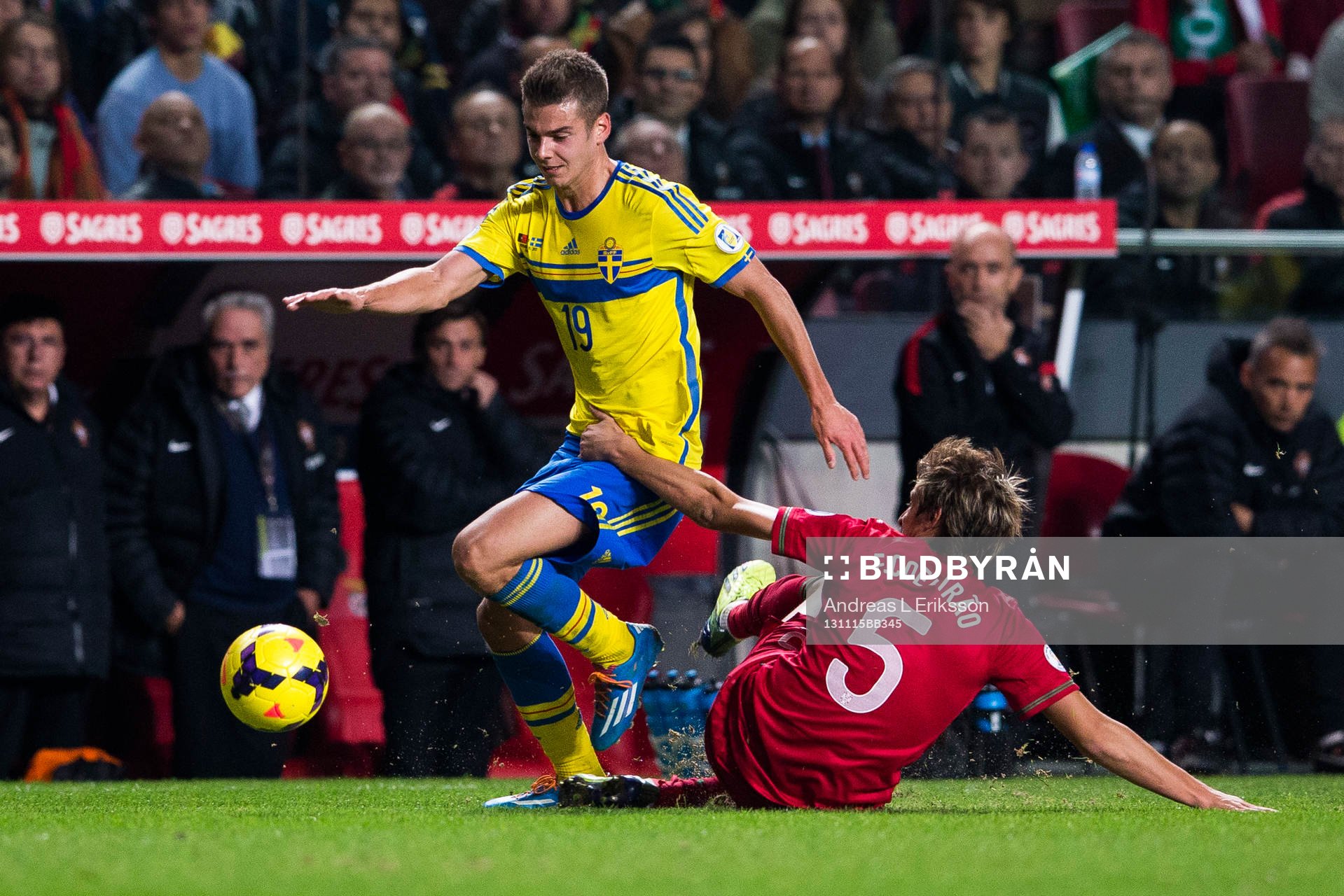 Sveriges Alexander Kacaniklic tar sig förbi Portugals