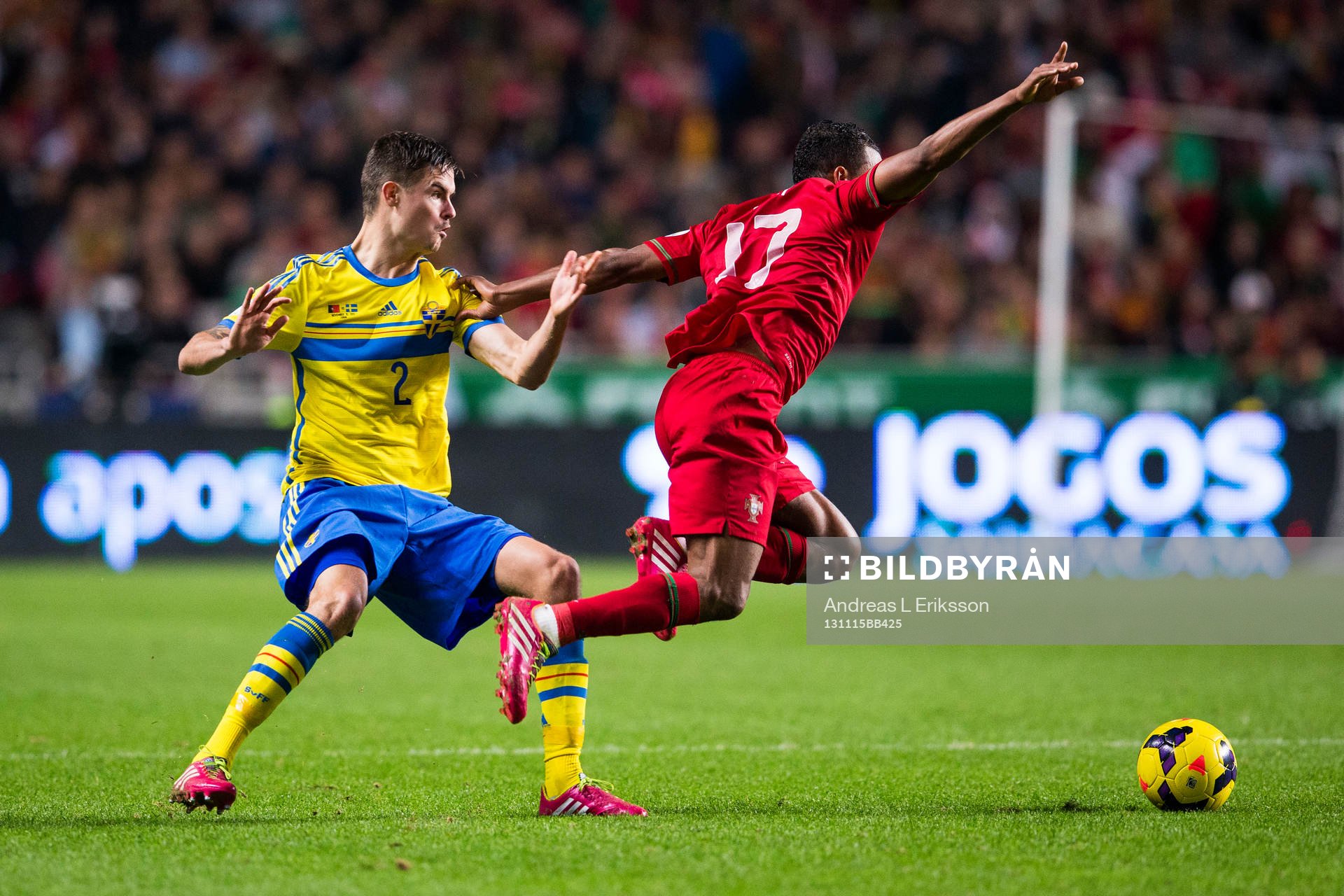 Sveriges Mikael Lustig och Portugals Nani