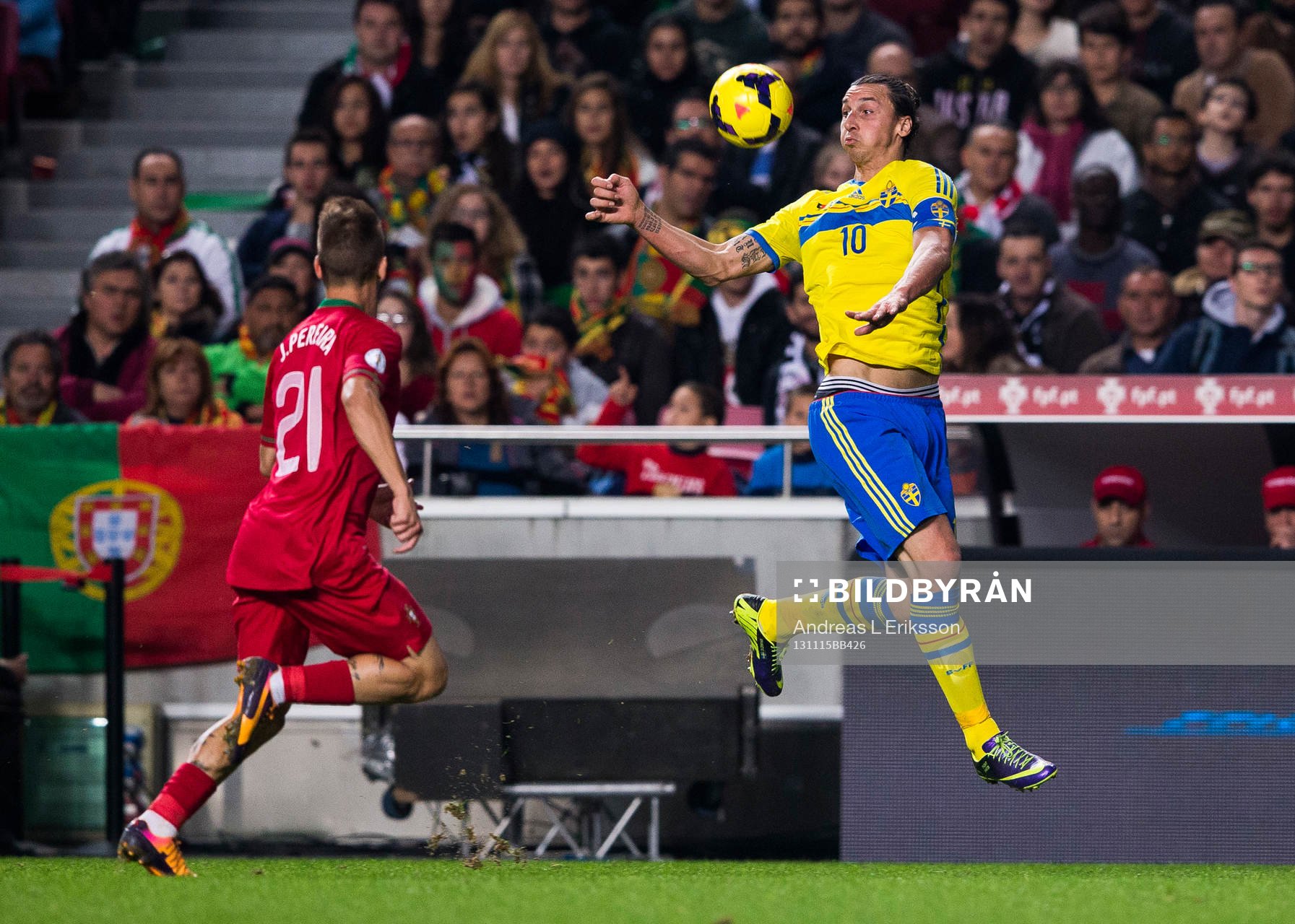 Sveriges Zlatan Ibrahimovic tar ner bollen framför