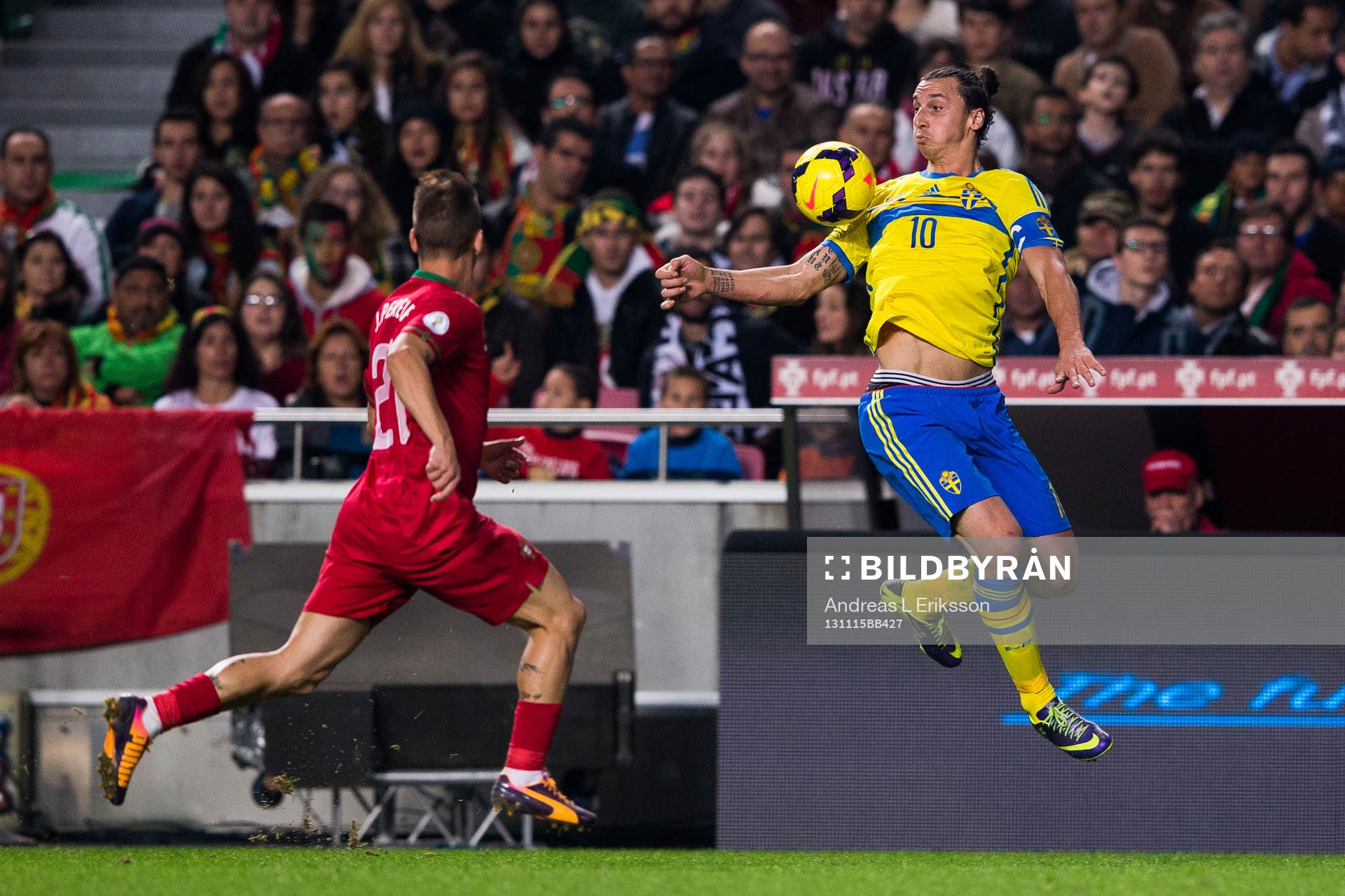 Sveriges Zlatan Ibrahimovic tar ner bollen framför