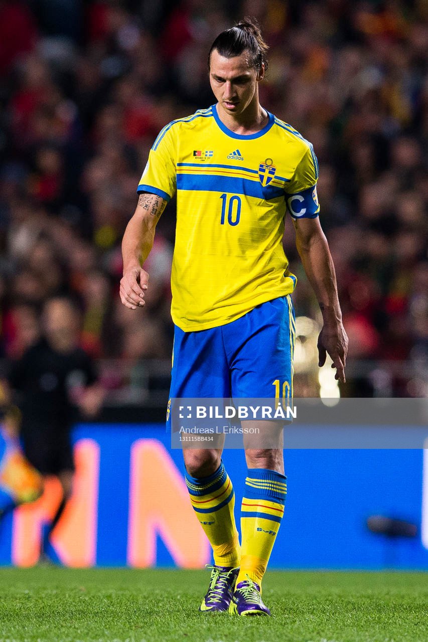 Sveriges Zlatan Ibrahimovic hänger med huvudet