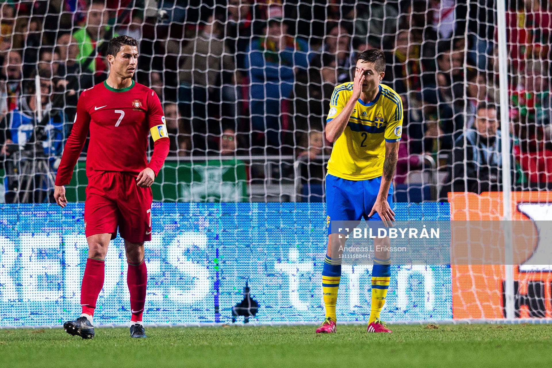 Sveriges Mikael Lustig tar sig för ansiktet och tittar