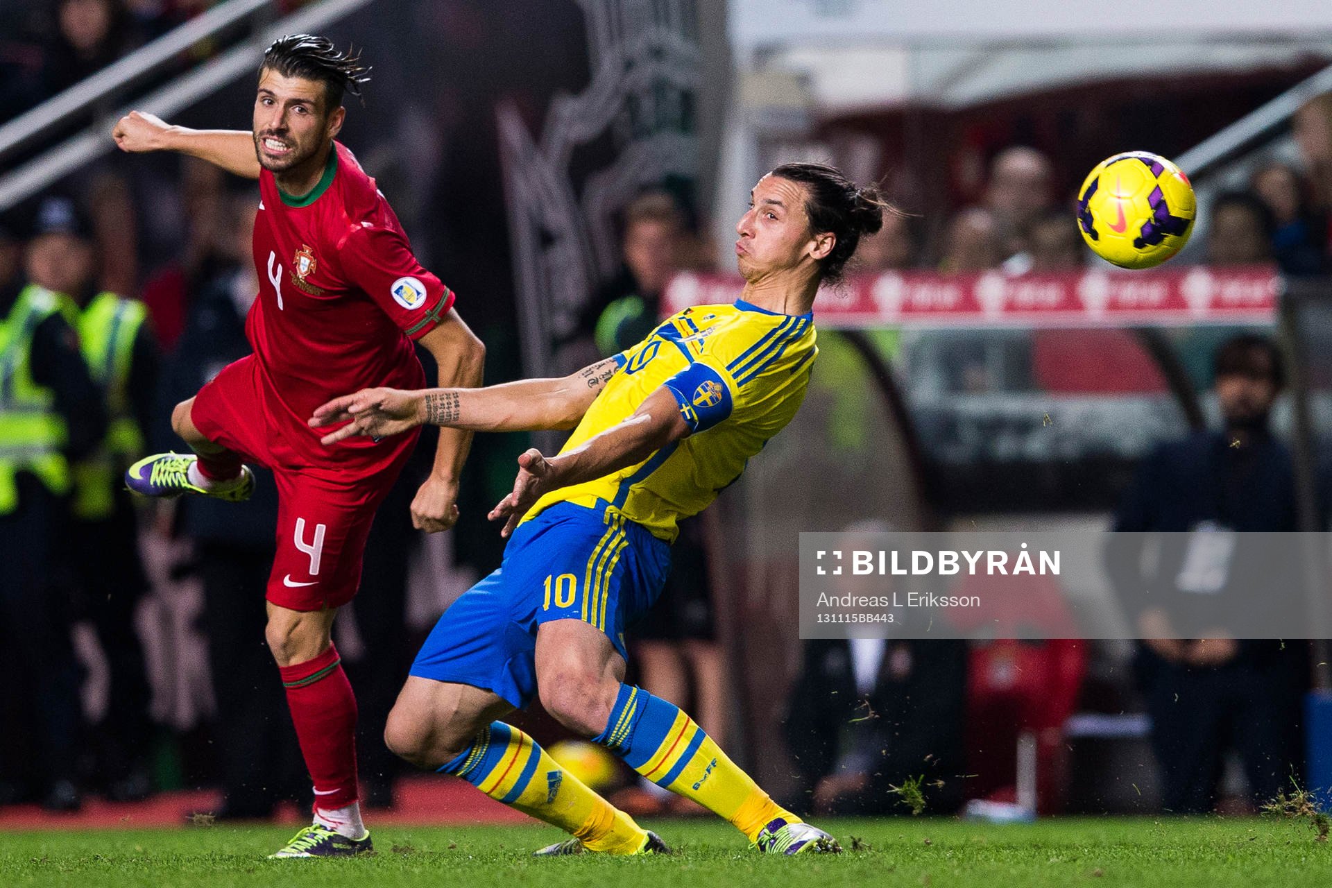 Portugals Miguel Veloso och Sveriges Zlatan Ibrahimovic