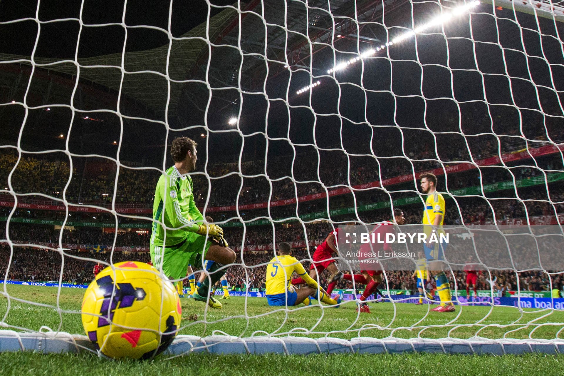 Sveriges målvakt Andreas Isaksson deppar