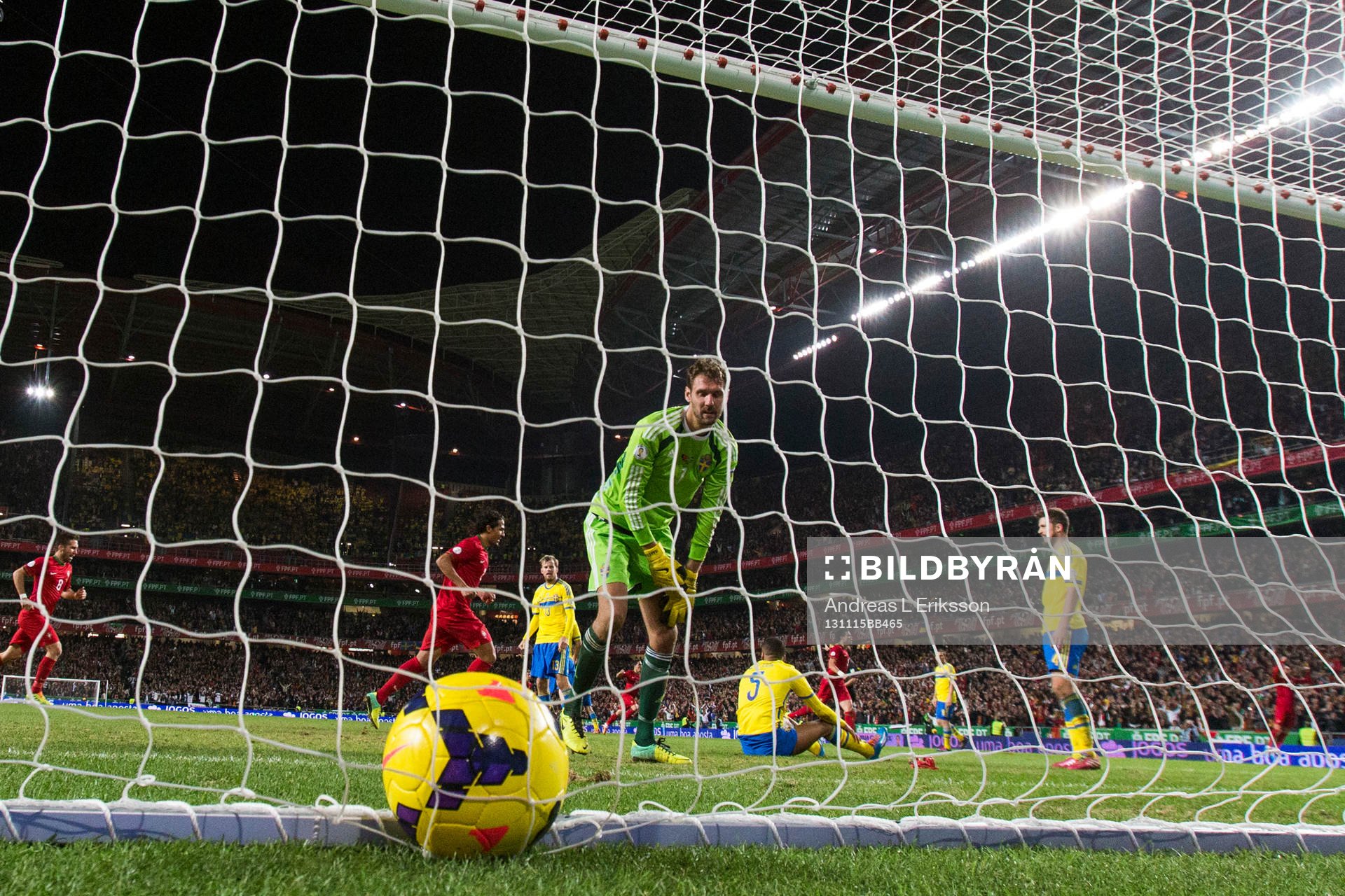 Sveriges målvakt Andreas Isaksson deppar