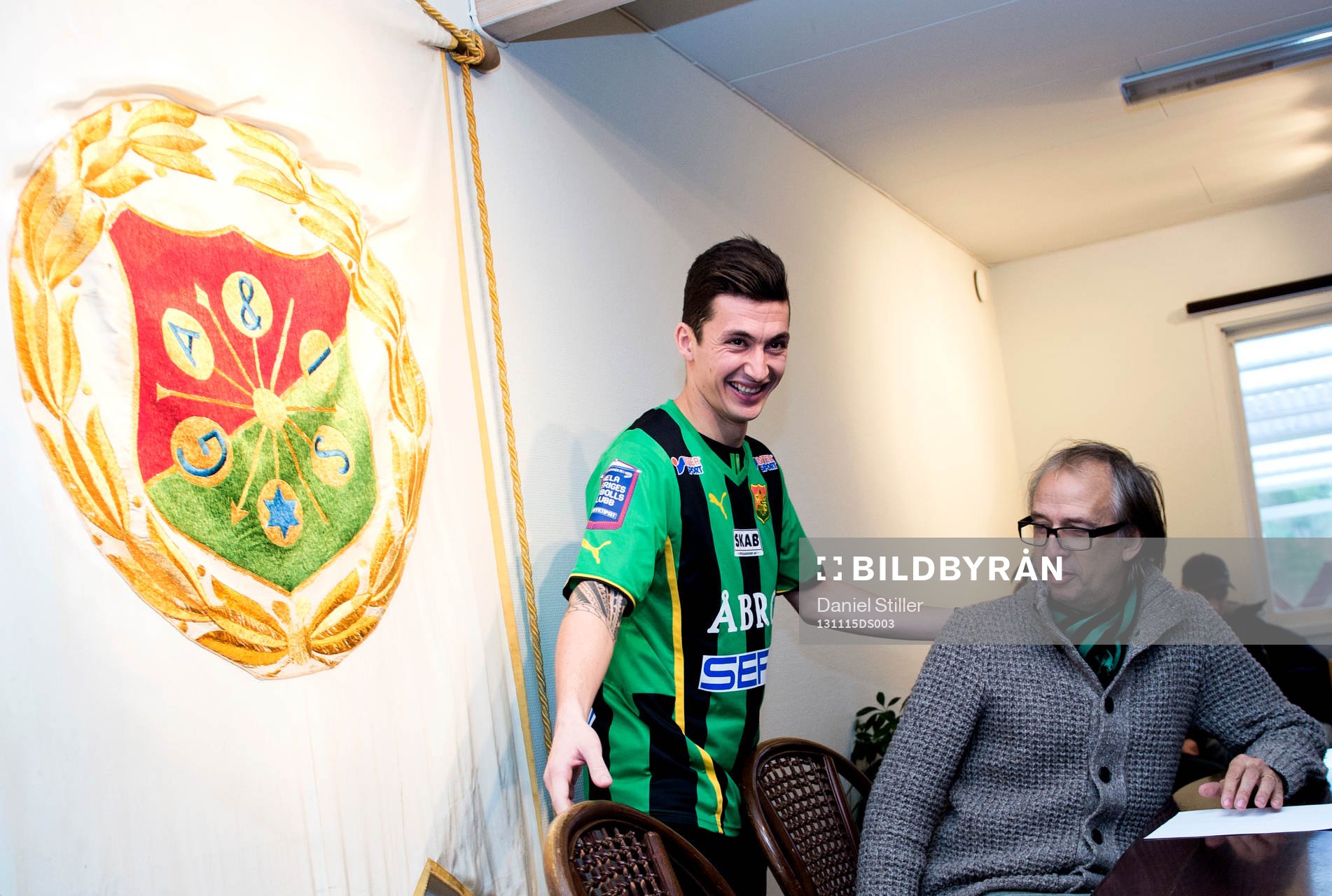 Gais ordförande Tomas Andersson presenterar nyförvärvet