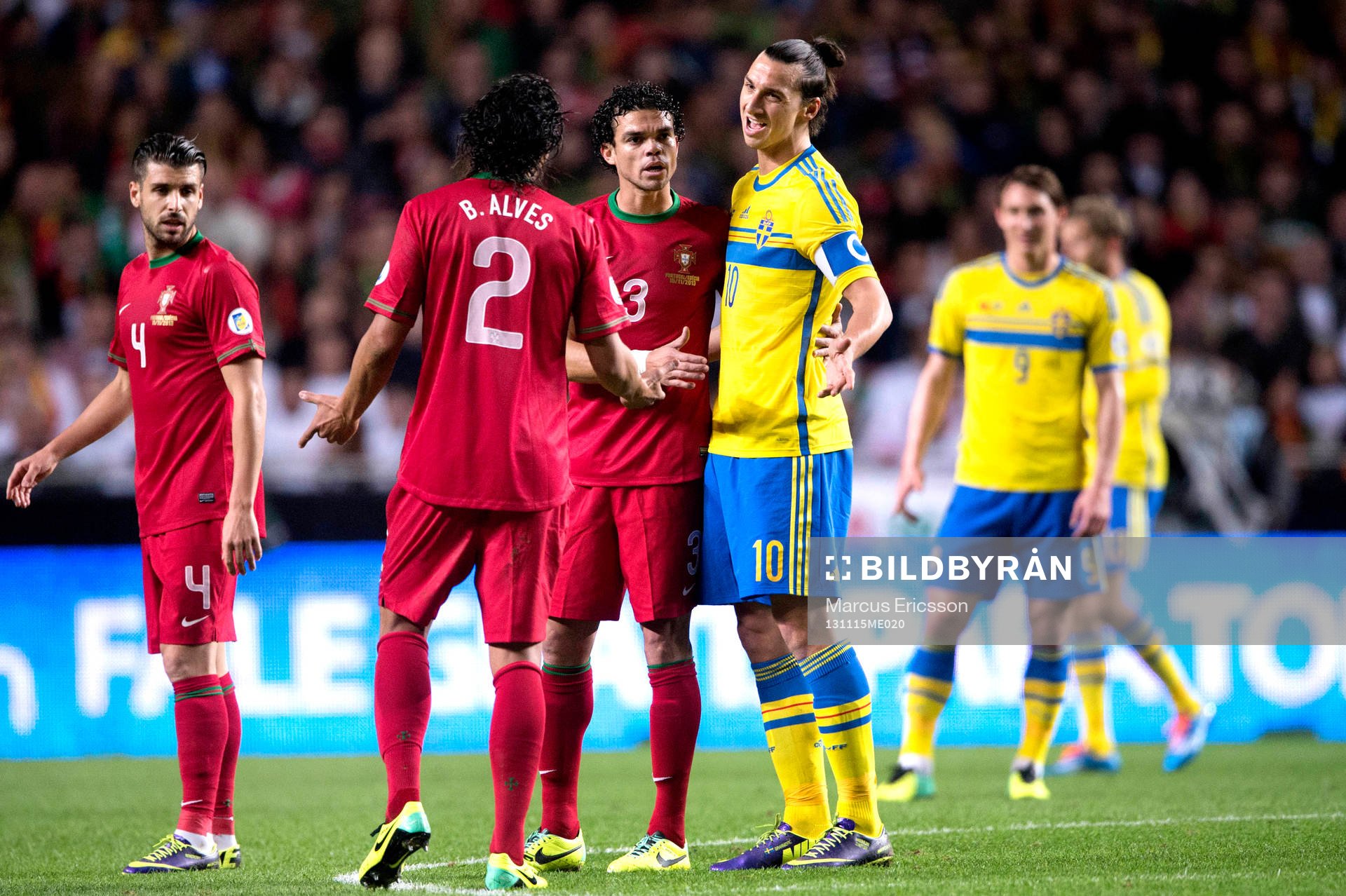 Sveriges Zlatan Ibrahimovic argumenterar med Portugals Pepe