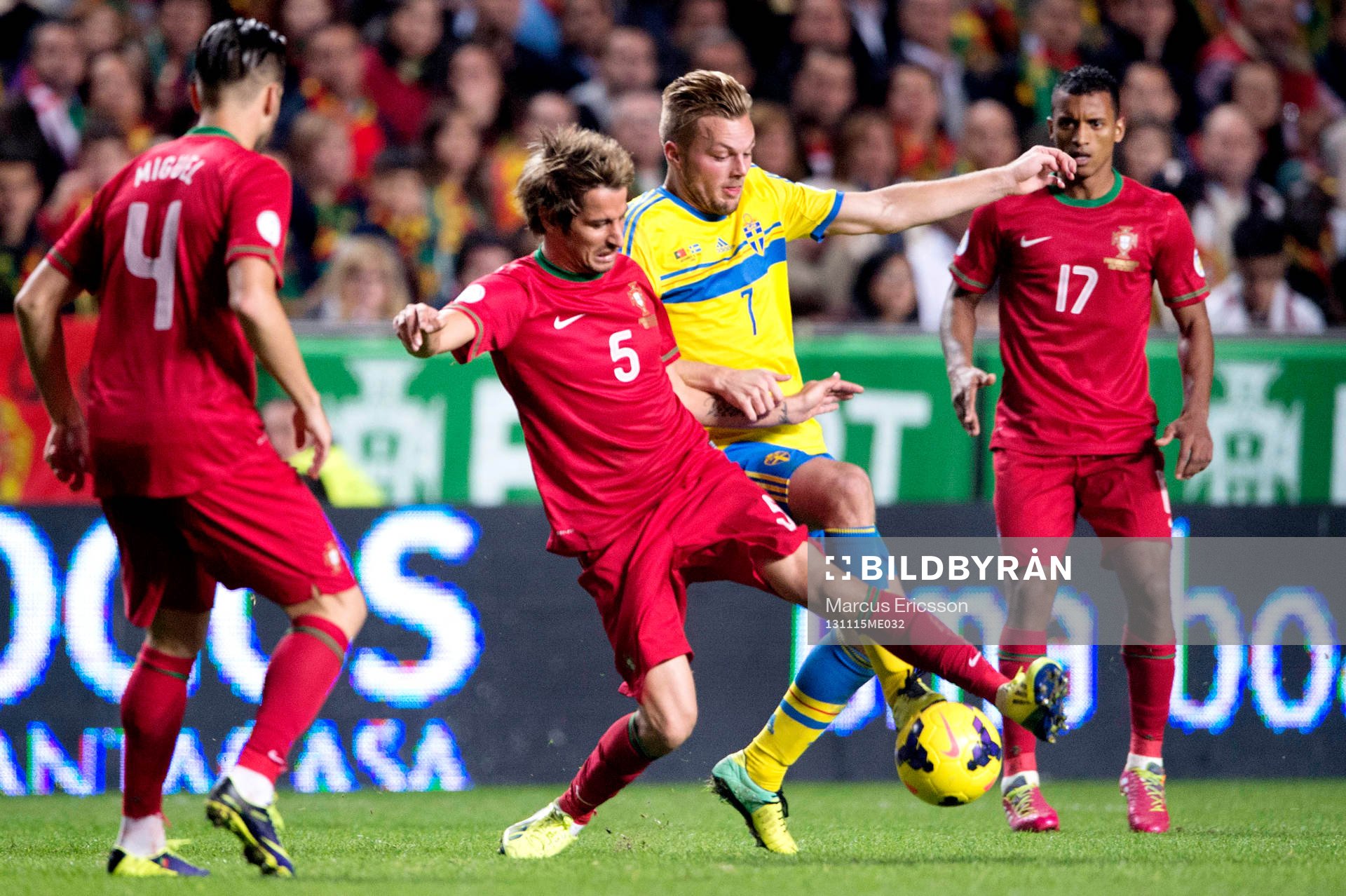 Sveriges Sebastian Larsson i kamp om bollen med Portugals Fabio Coentrâo under playoff-matchen i VM-kvalet mellan Portugal och Sverige den 15 november 2013 i Lissabon.