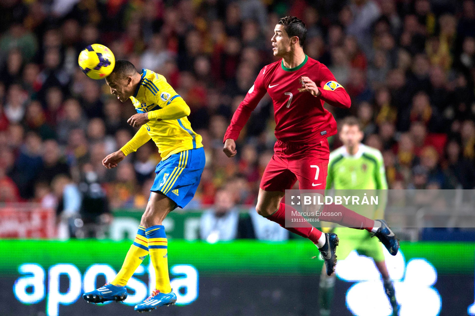 Sveriges Martin Olsson nickar undan framför Portugals