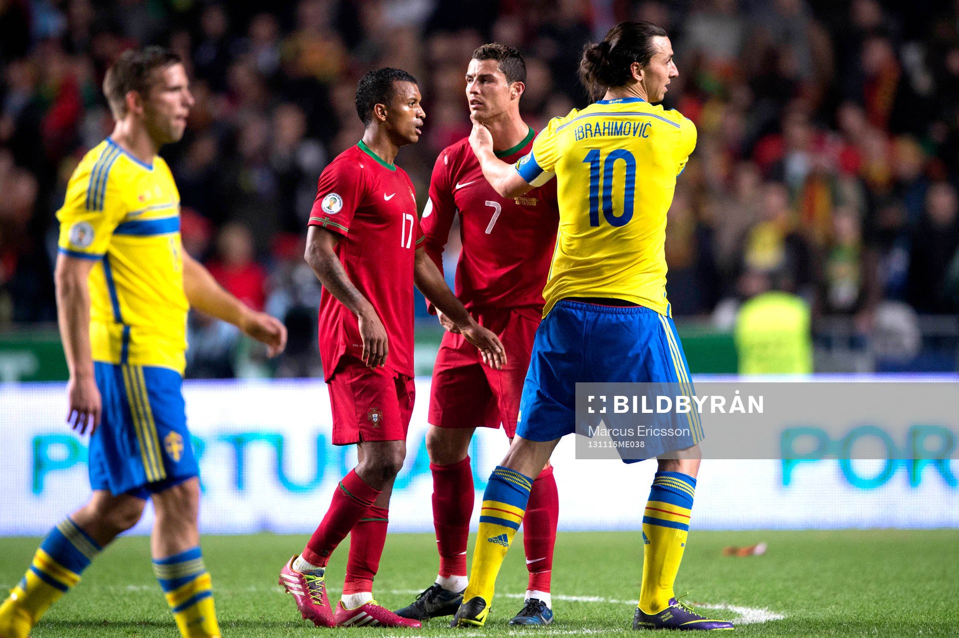 Sveriges Zlatan Ibrahimovic tackar Portugals Cristiano