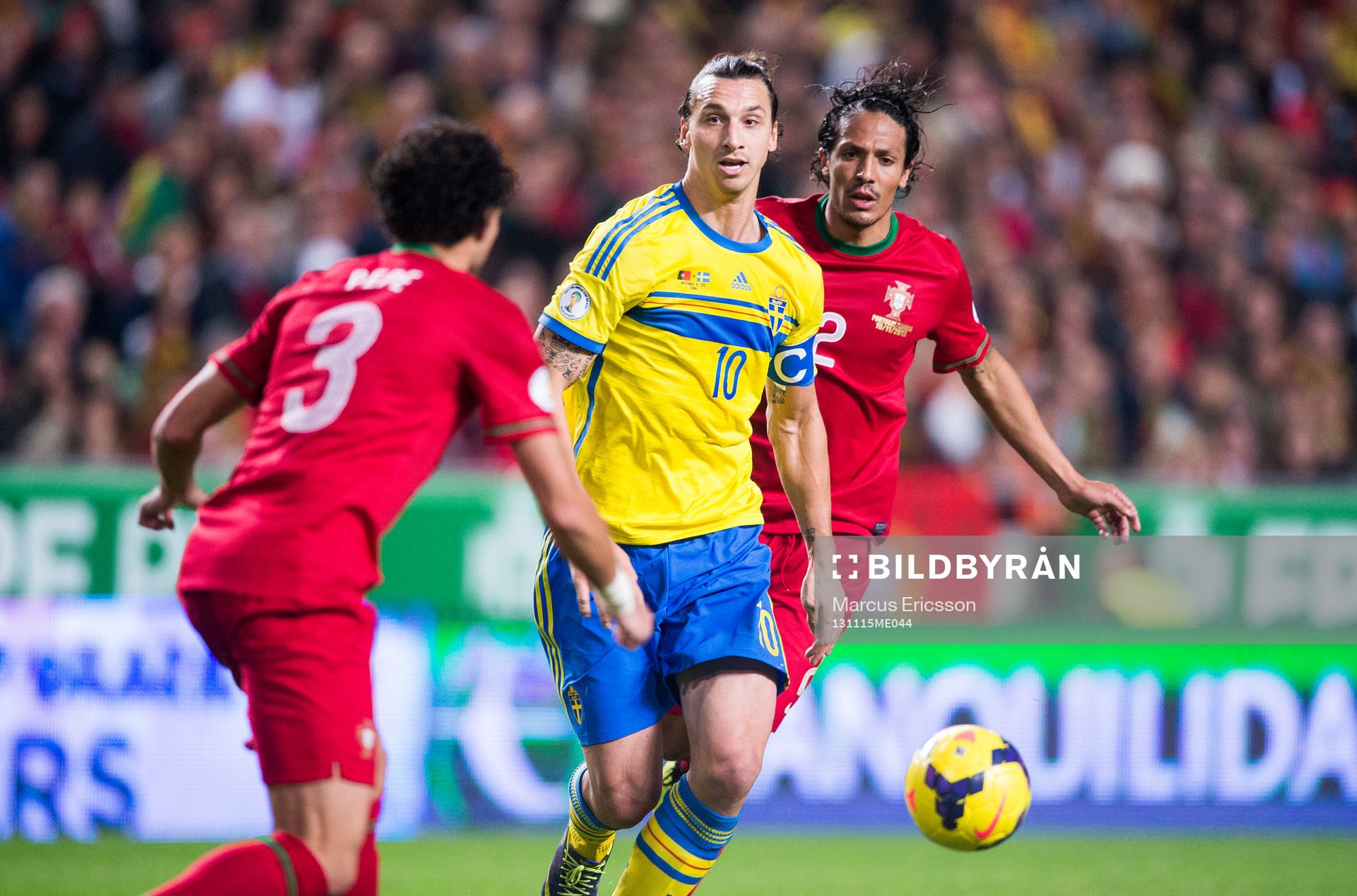 Sveriges Zlatan Ibrahimovic mellan Portugals Pepe och Bruno