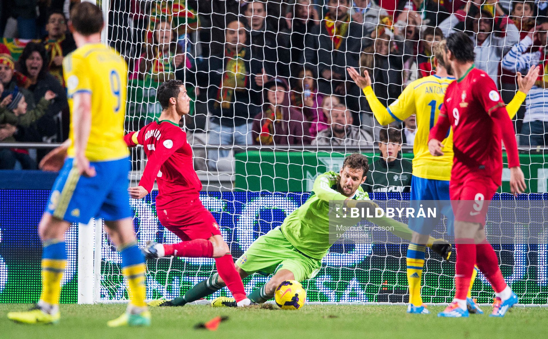 Sveriges målvakt Andreas Isaksson går ut och täcker