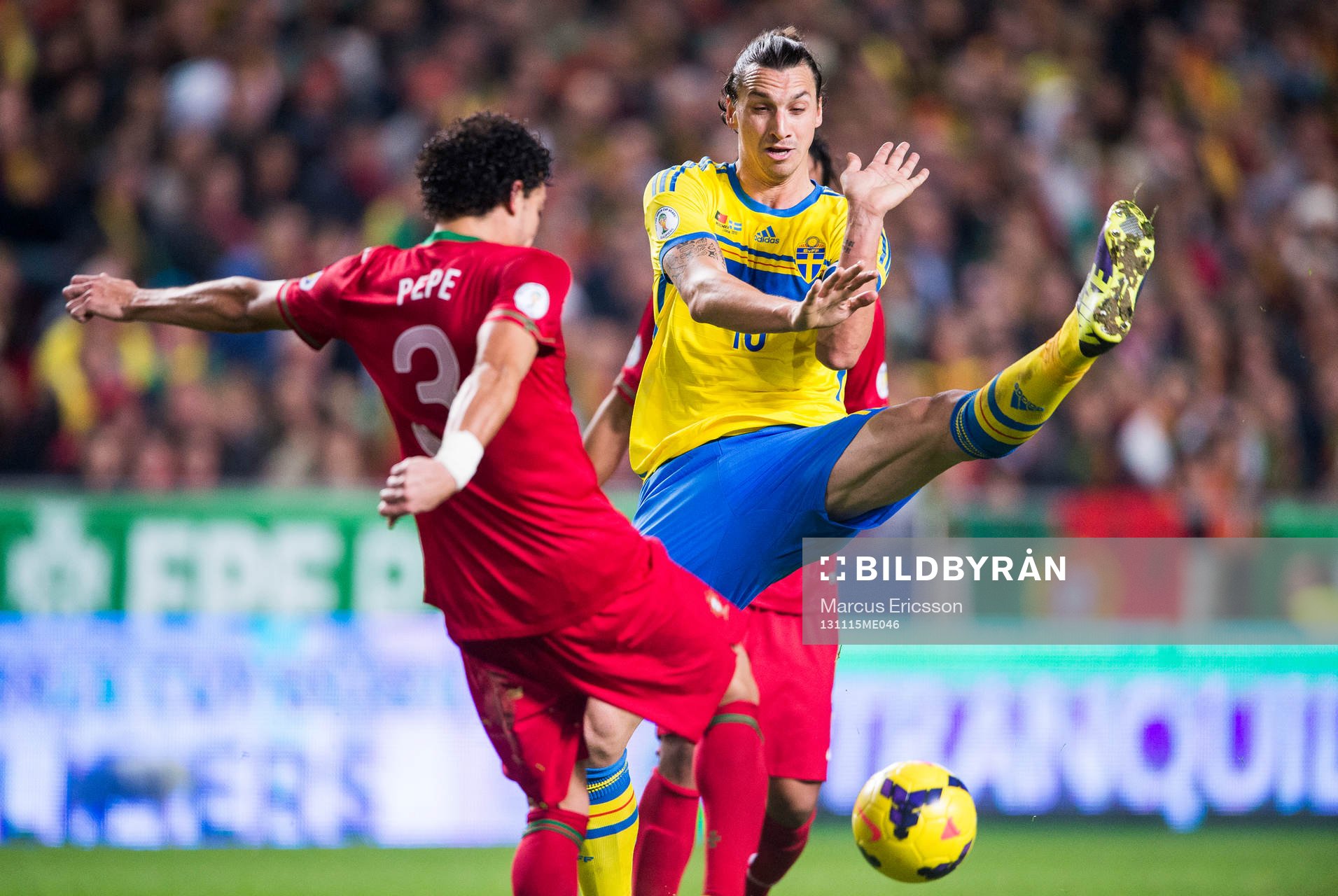 Sveriges Zlatan Ibrahimovic mellan Portugals Pepe och Bruno