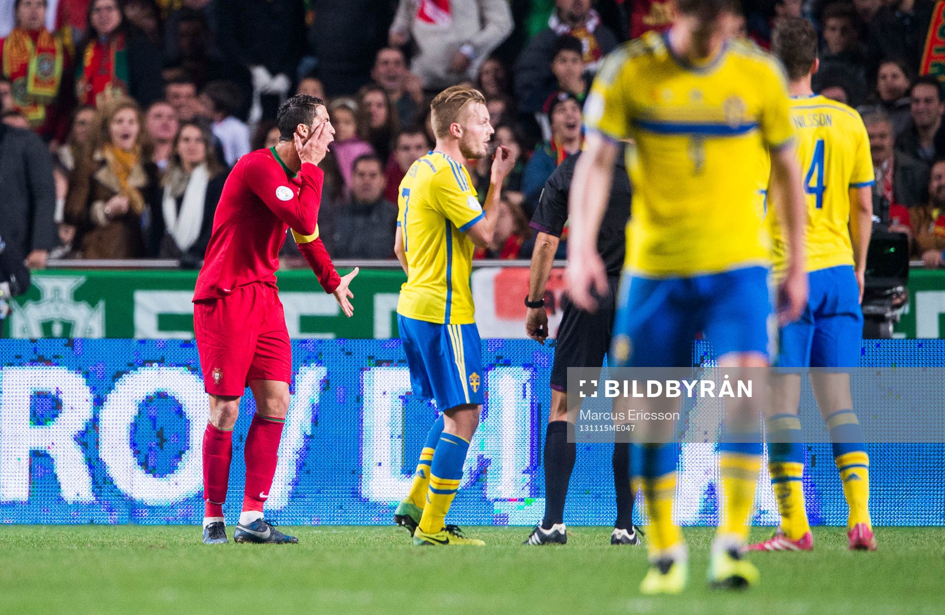 Portugals Cristiano Ronaldo grimaserar tillbaka mot
