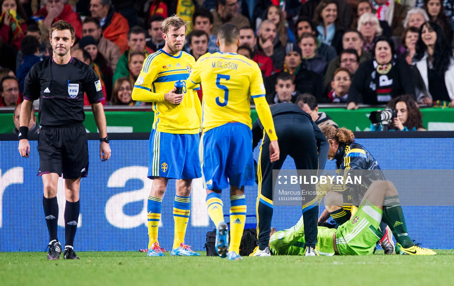 Sveriges målvakt Andreas Isaksson plåstras om
