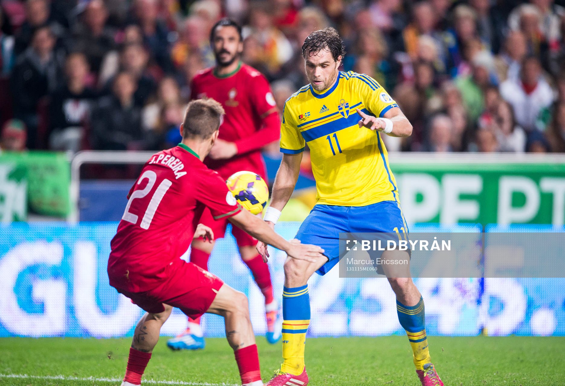 Portugals Jâoa Pereira och Sveriges Johan Elmander