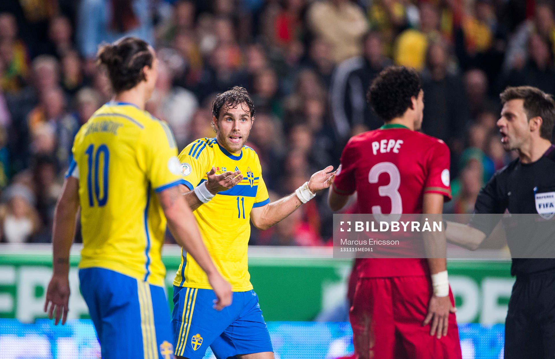 Sveriges Johan Elmander försöker förklara att han