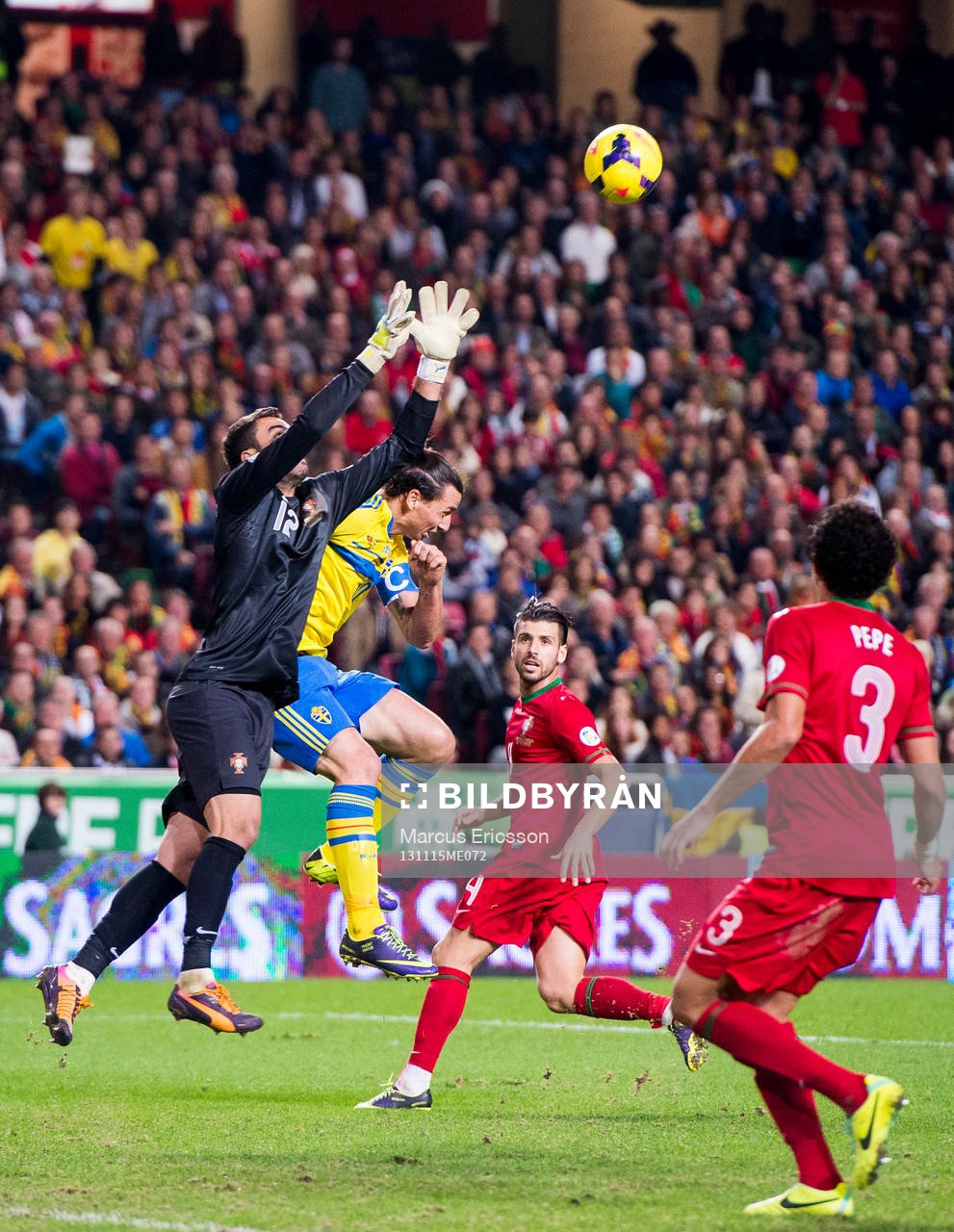 Portugals målvakt Rui Patricio plocket ned bollen bredvid