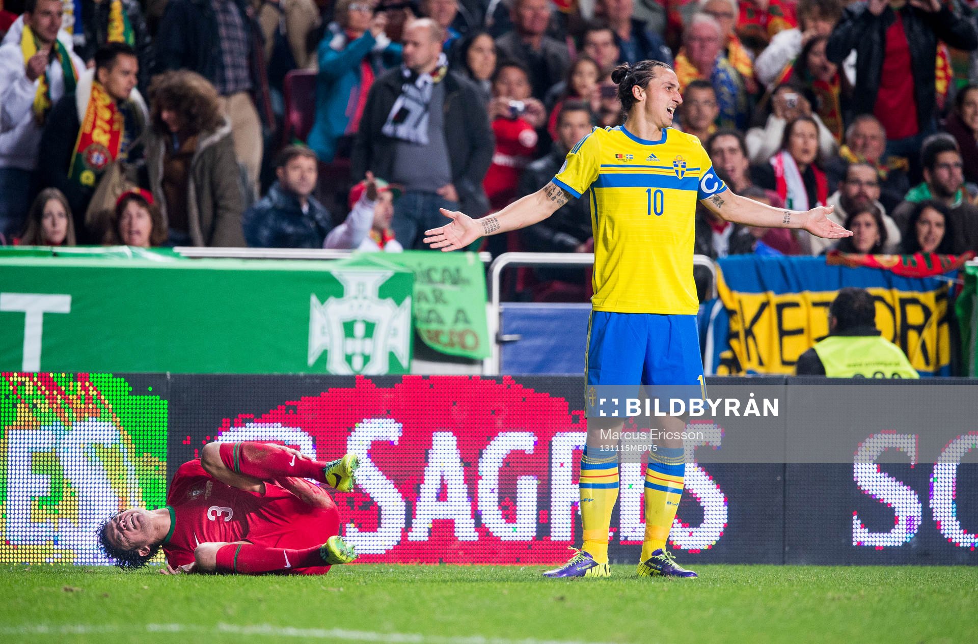 Sveriges Zlatan Ibrahimovic slår ut med armarna och undrar