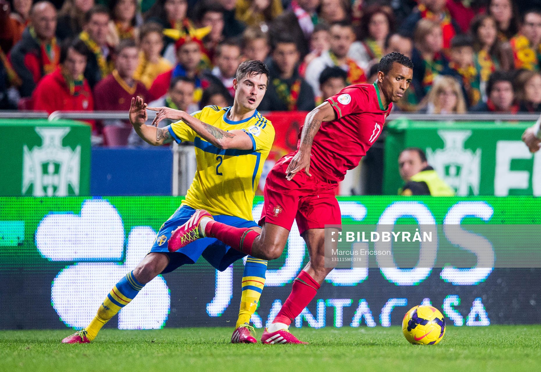 Sveriges Mikael Lustig och Portugals Nani