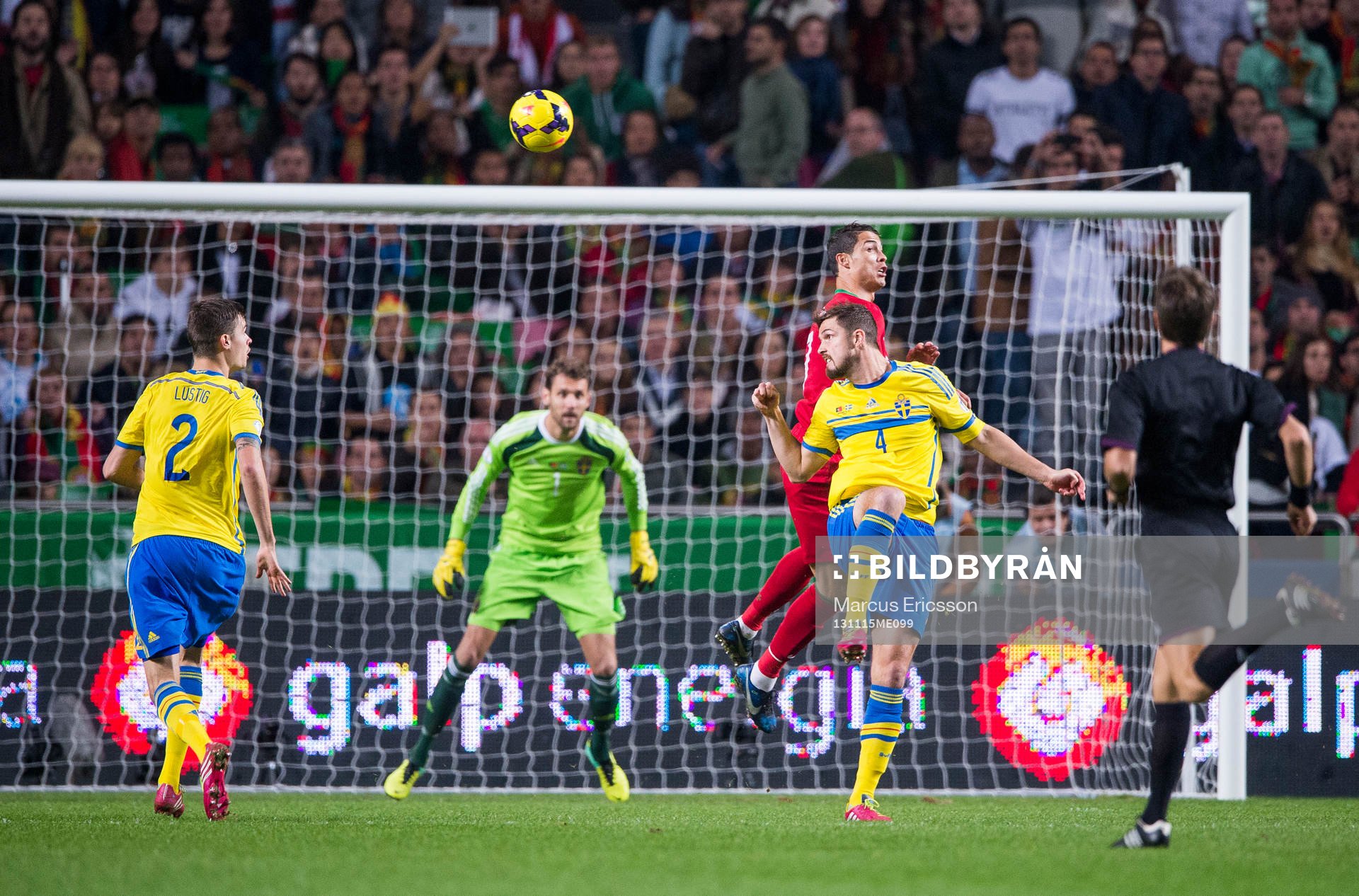 Sveriges Mikael Lustig och Per Nilsson håller undan på