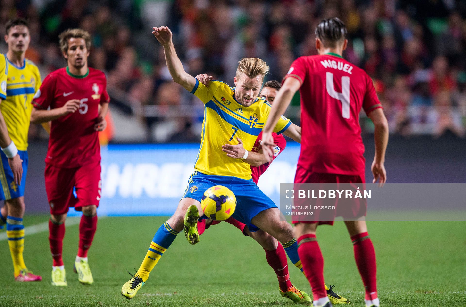 Sveriges Sebastian Larsson med Portugals Joâo Moutinho på