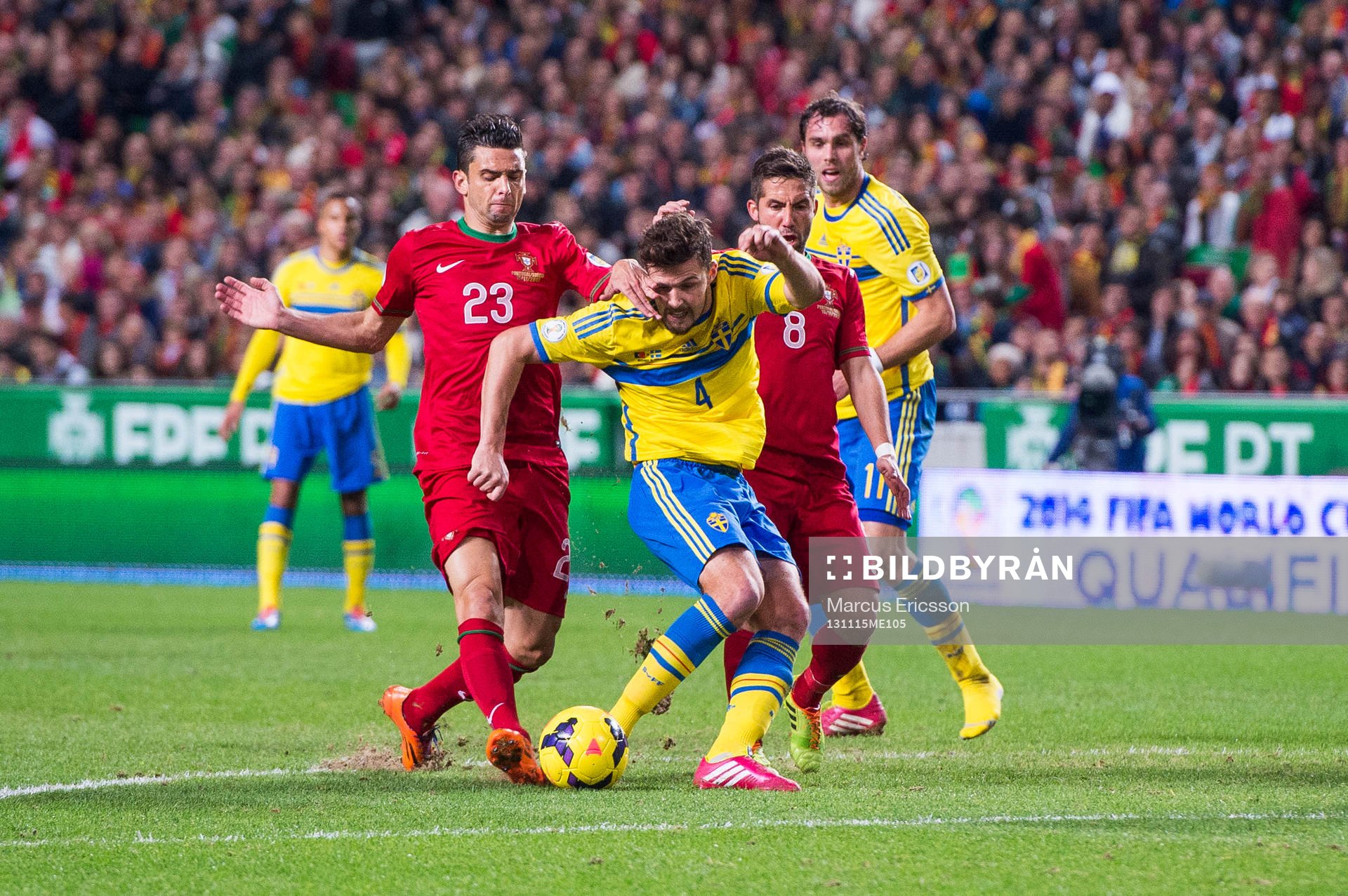 Sveriges Per Nilsson petas till av Portugals Hélder Postiga när han ska skjuta under playoff-matchen i VM-kvalet mellan Portugal och Sverige den 15 november 2013 i Lissabon.