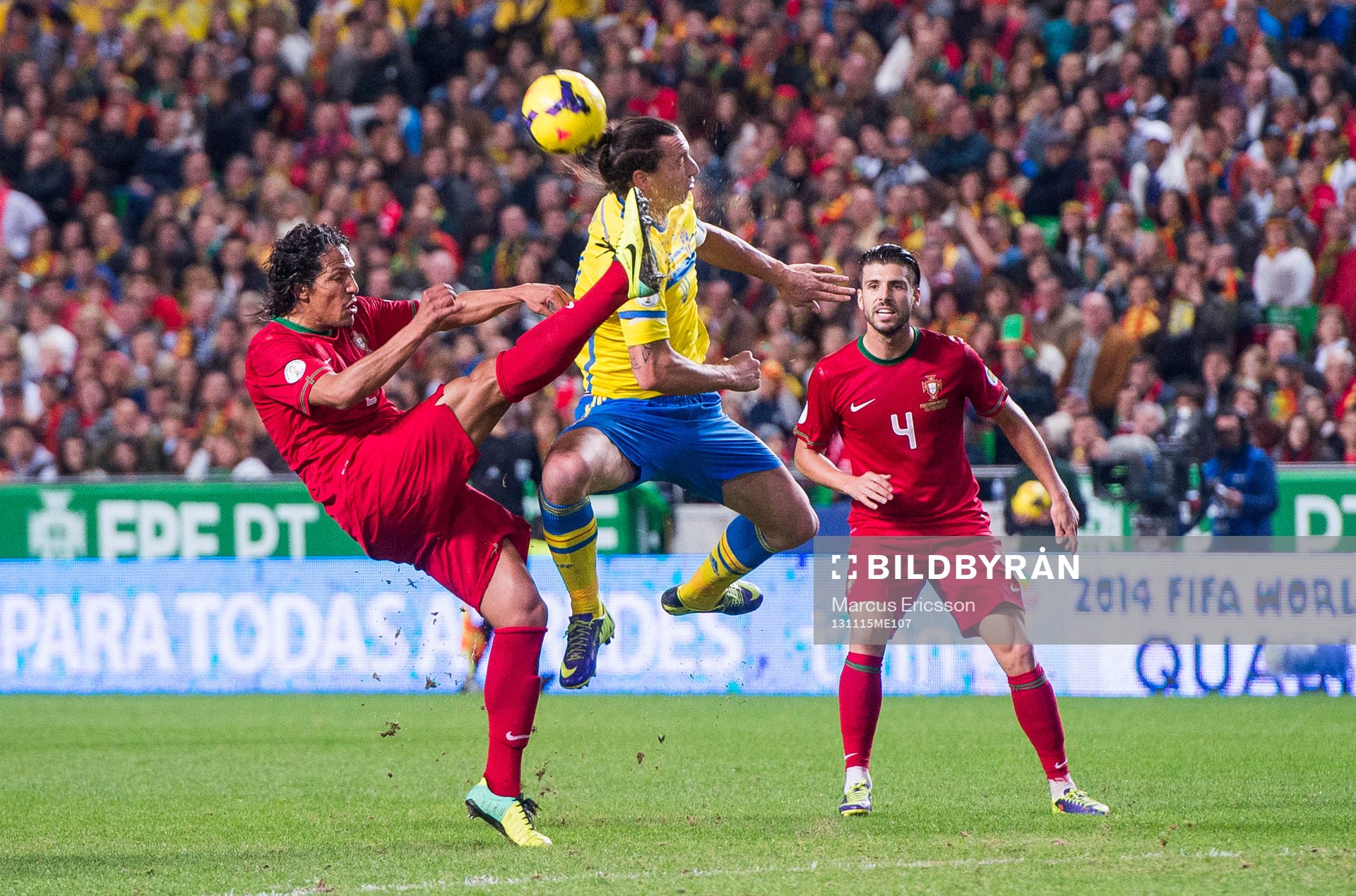Portugals Pepe rensar undan framför Sveriges Zlatan