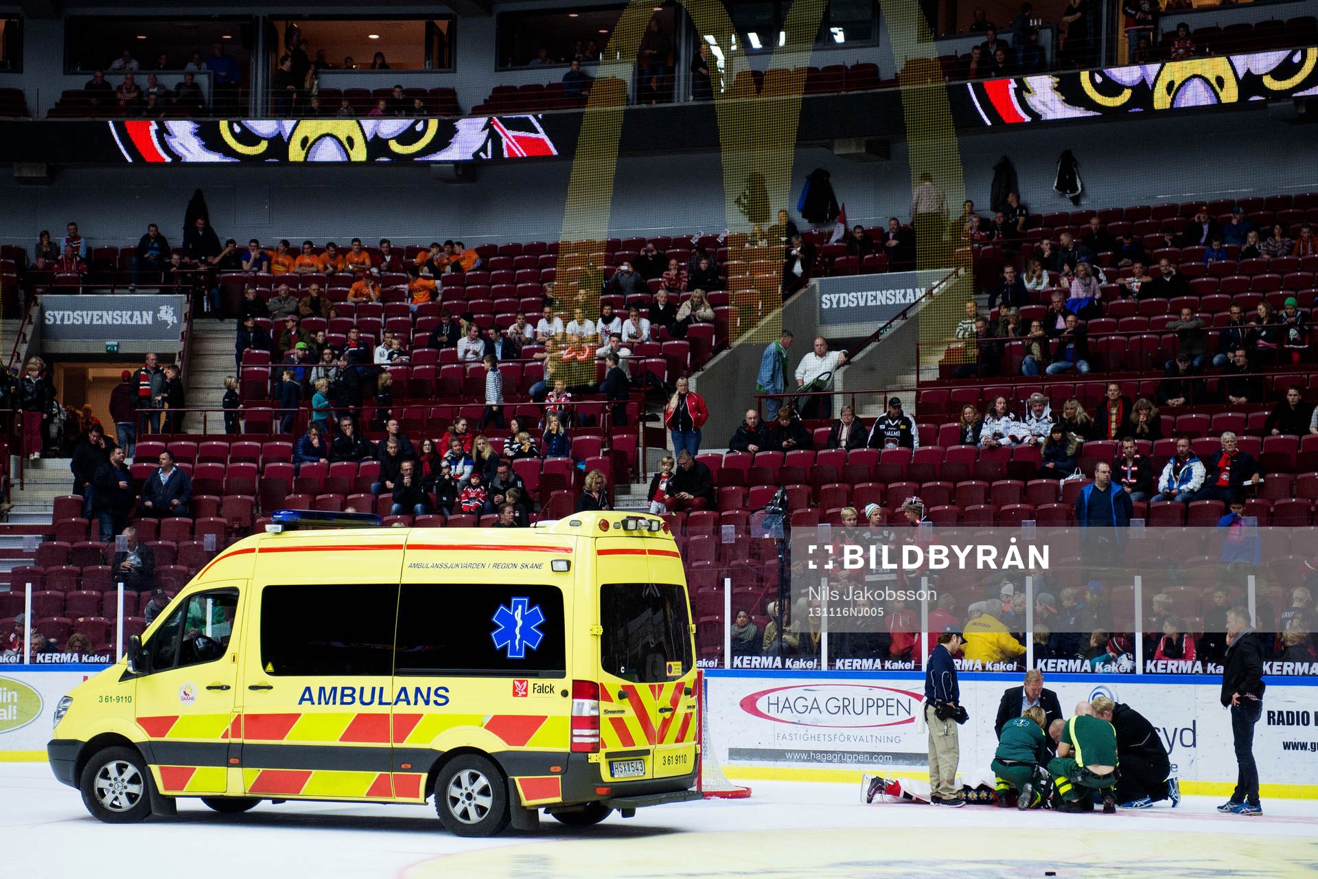 Malmö Redhawks Anton Blomkvist skadas och ambulans hämtar