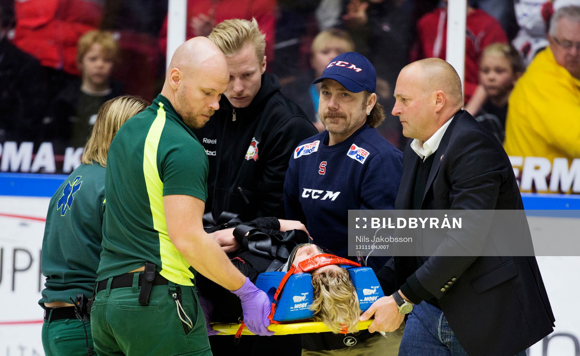 Malmö Redhawks Anton Blomkvist skadar sig och körs med