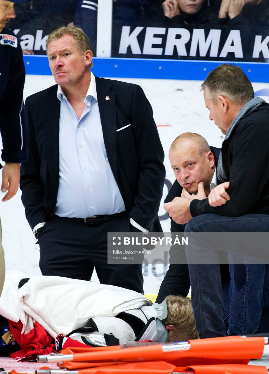 Malmö Redhawks sportchef och VD Patrik Sylvegård hjälper